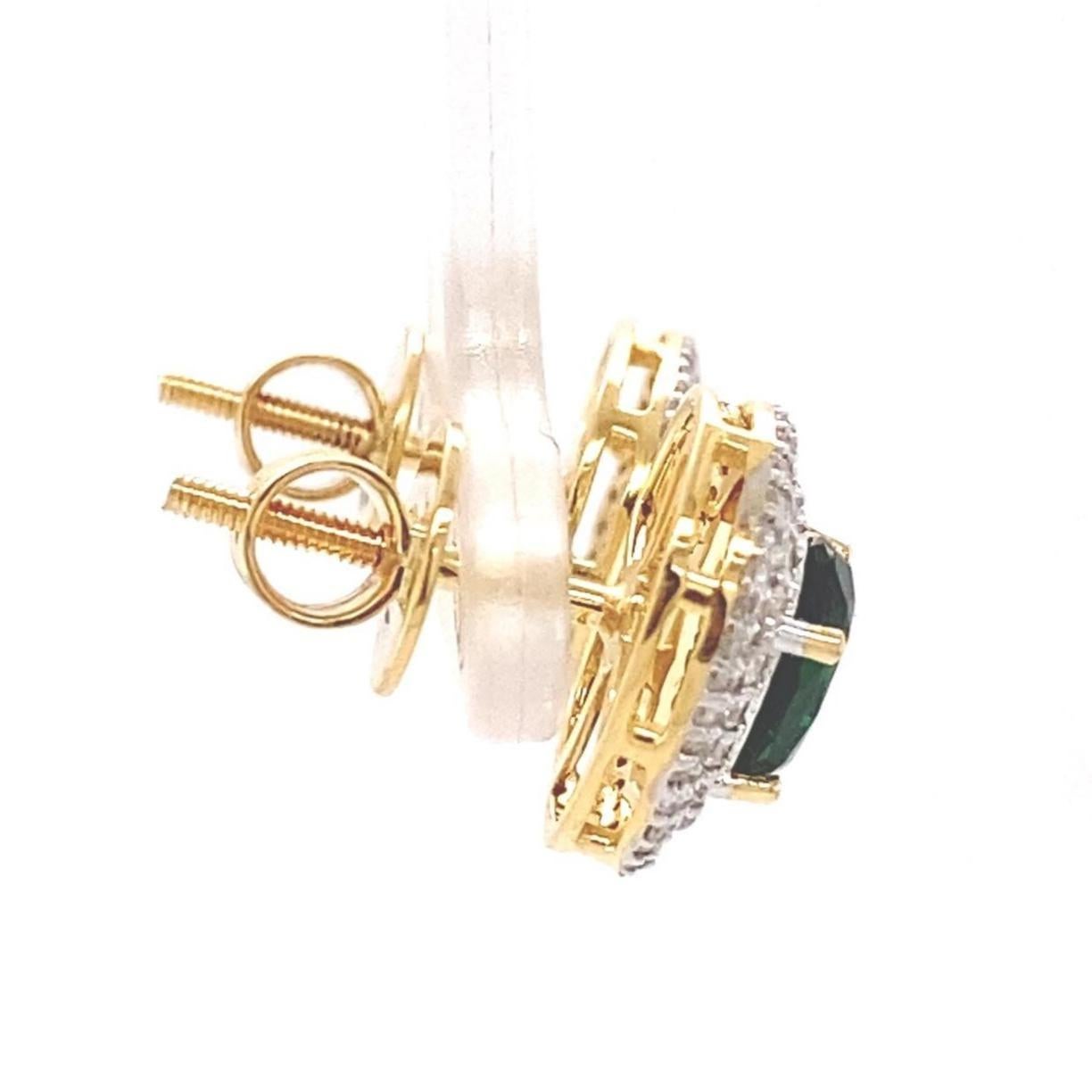 Boucles d'oreilles en or massif 14k avec émeraude ovale et halo de diamant (certifié) Neuf - En vente à New Delhi, DL