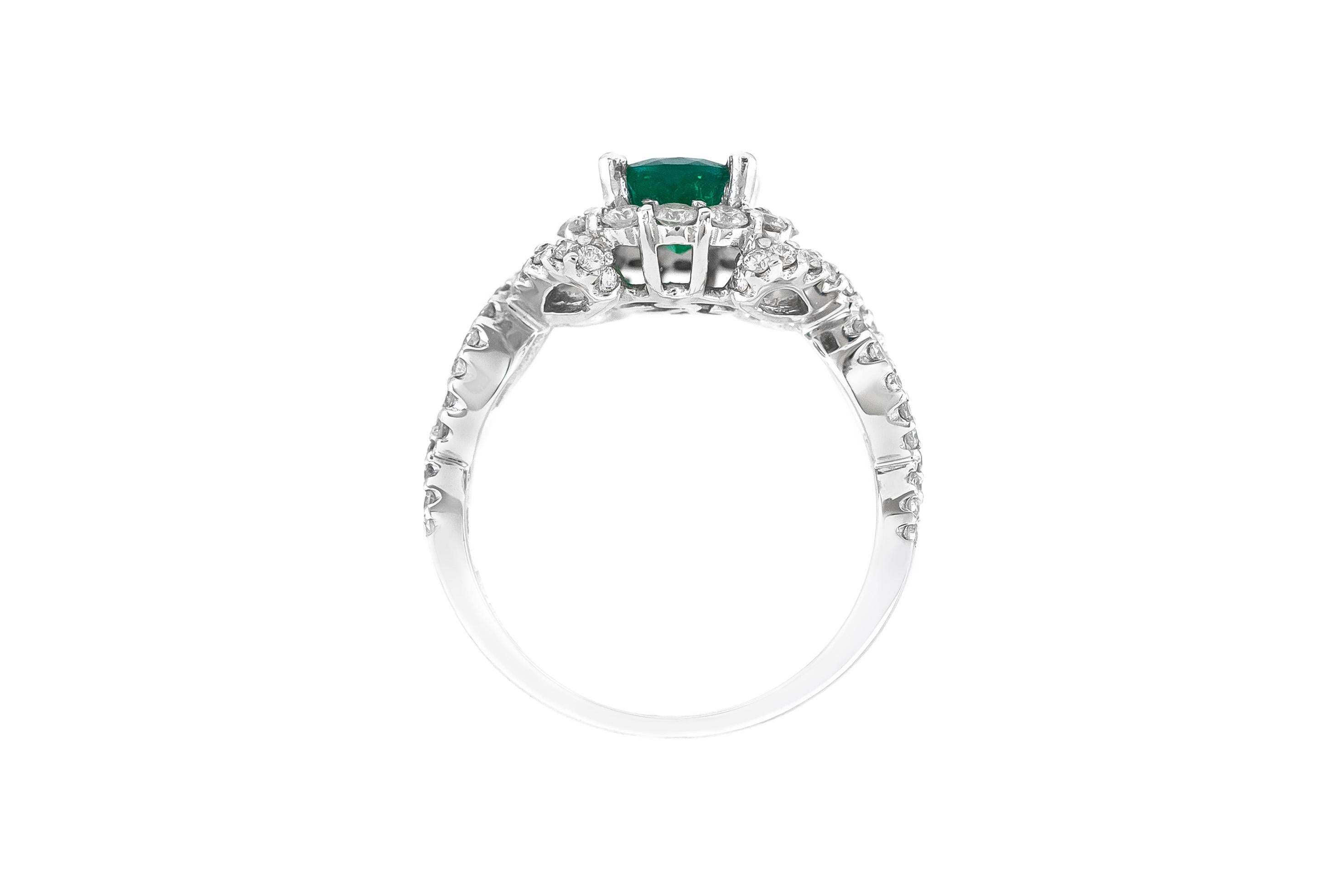 Ring mit ovalem Smaragd auf 18 Karat Weißgold Fassung mit Diamanten (Ovalschliff) im Angebot