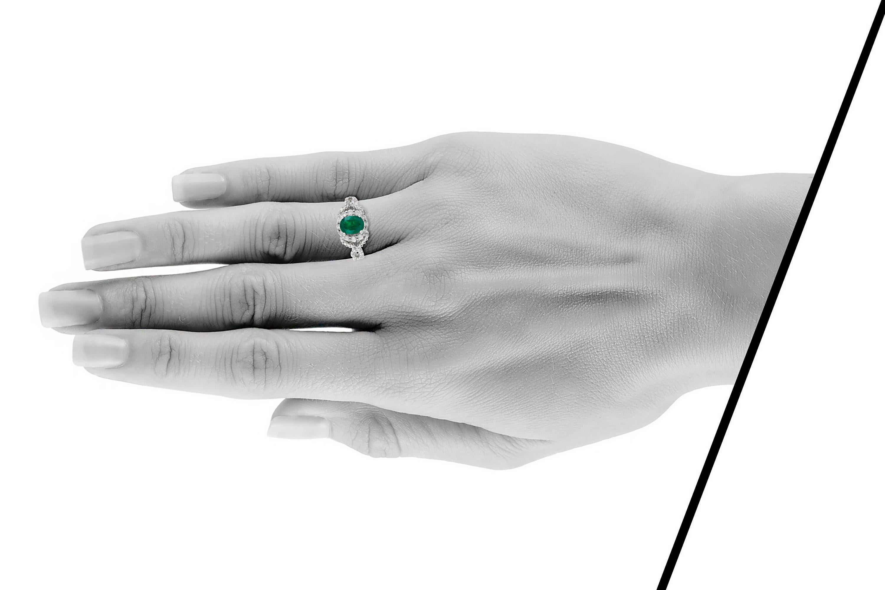 Ring mit ovalem Smaragd auf 18 Karat Weißgold Fassung mit Diamanten im Zustand „Hervorragend“ im Angebot in New York, NY