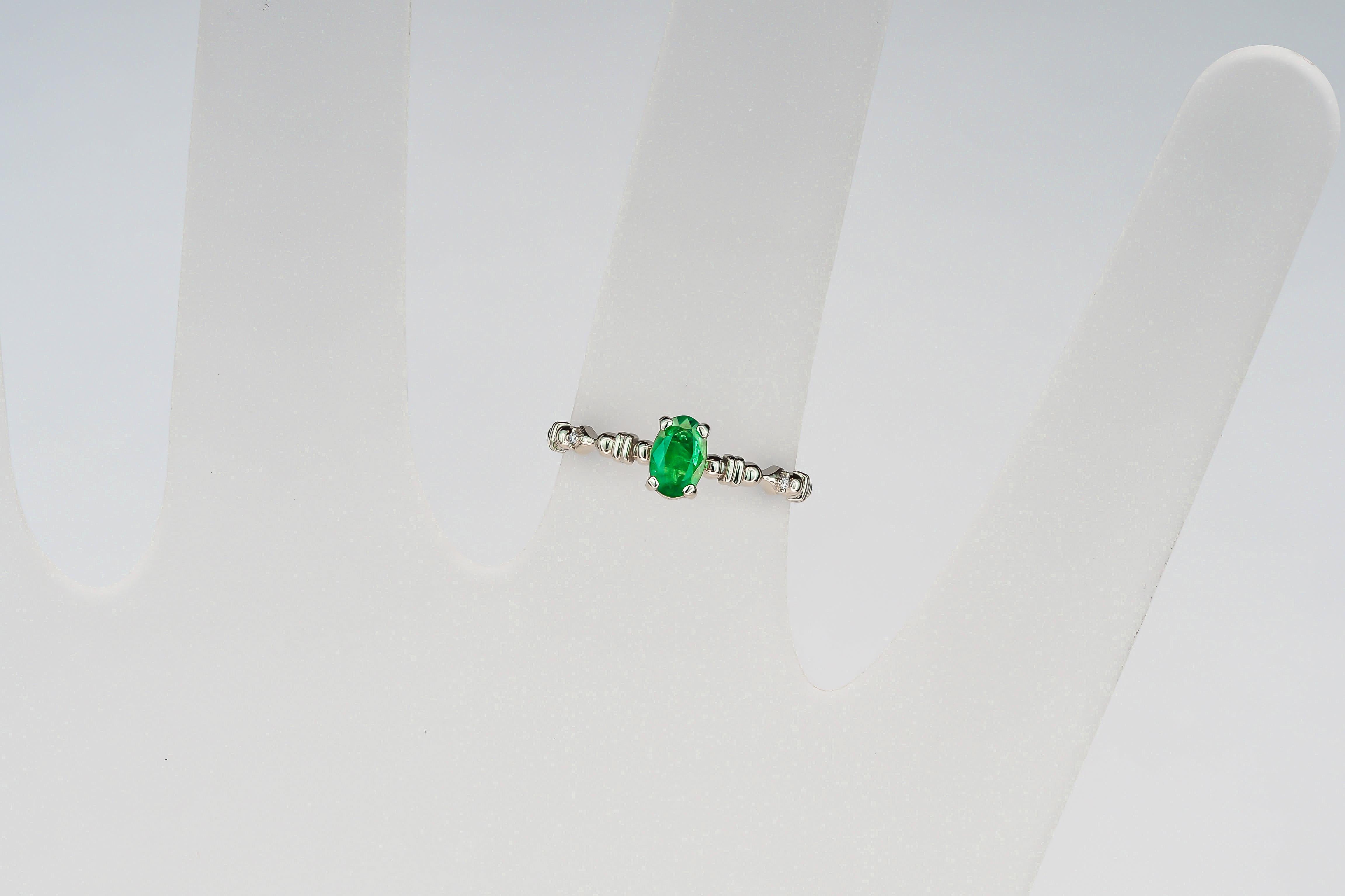 Oval emerald ring.  For Sale 3