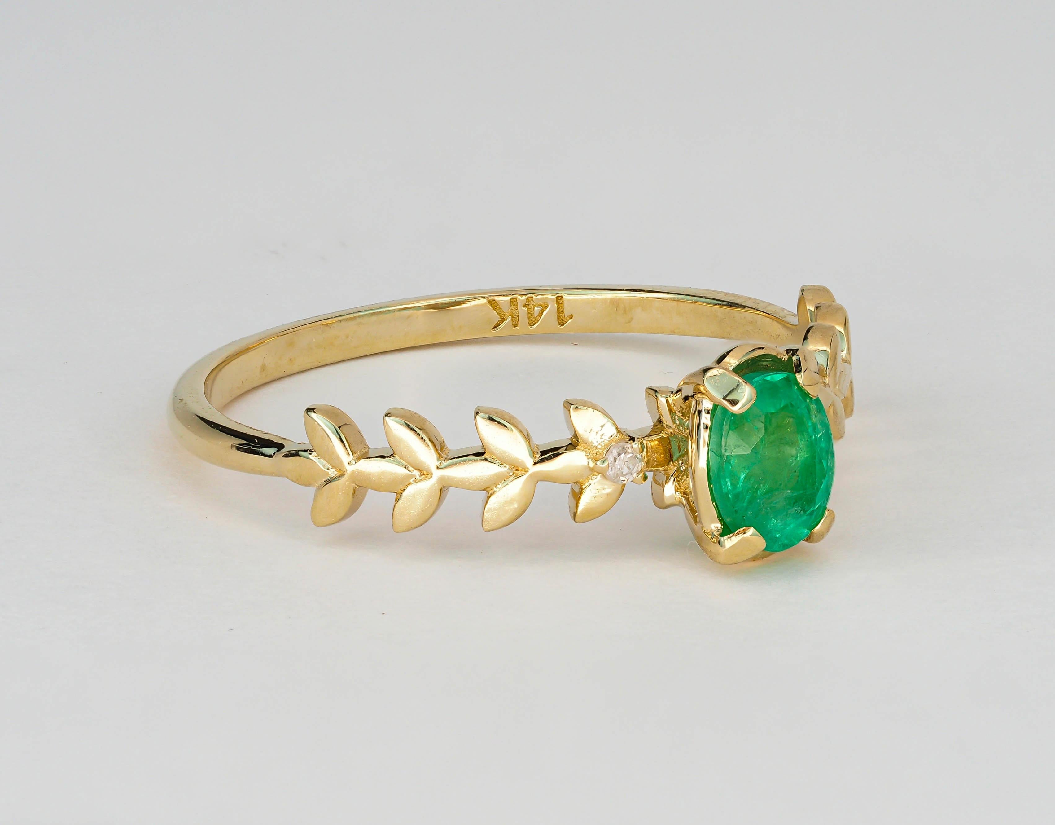 Modern Oval emerald ring in 14k gold For Sale