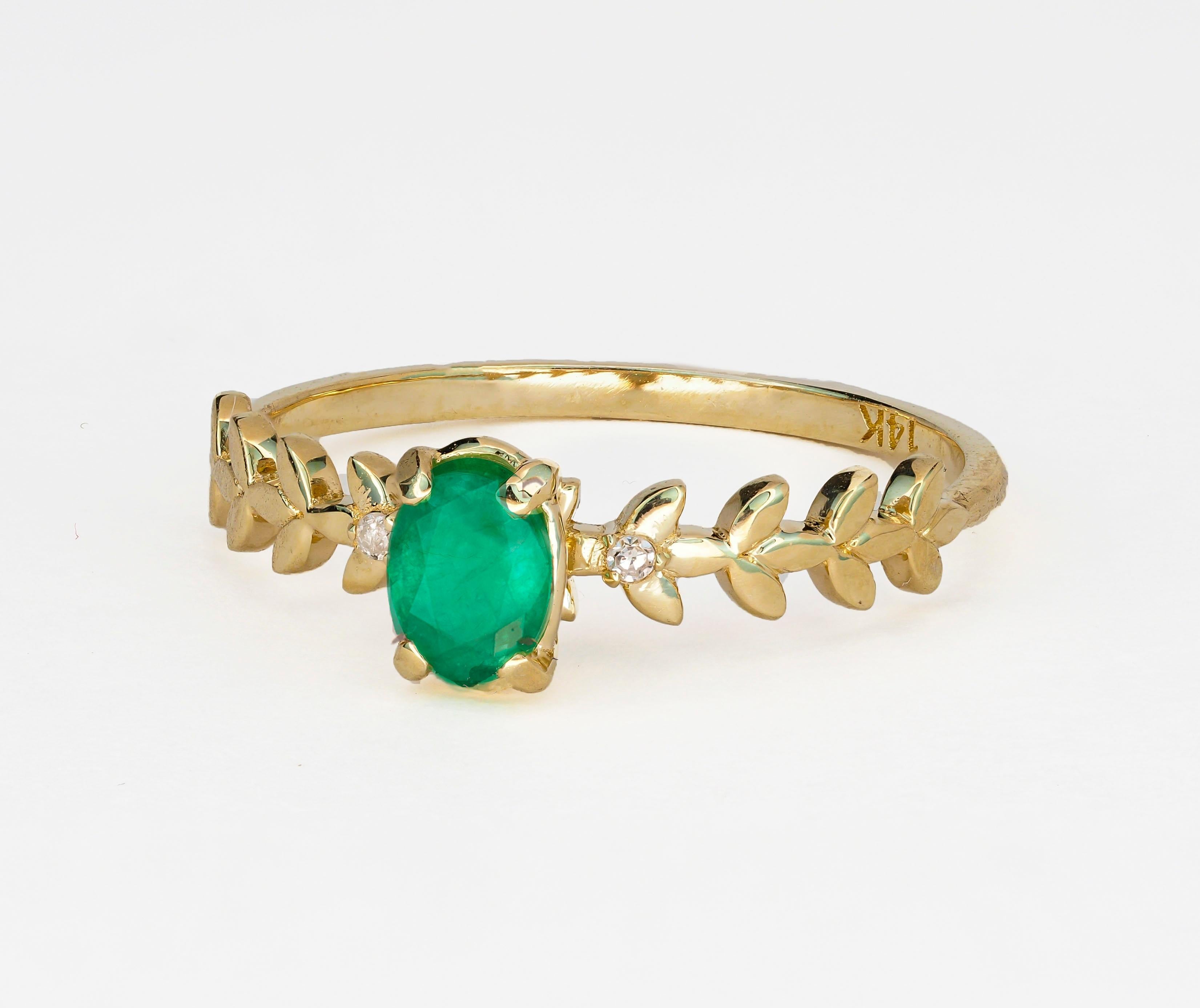 Modern Oval emerald ring in 14k gold For Sale