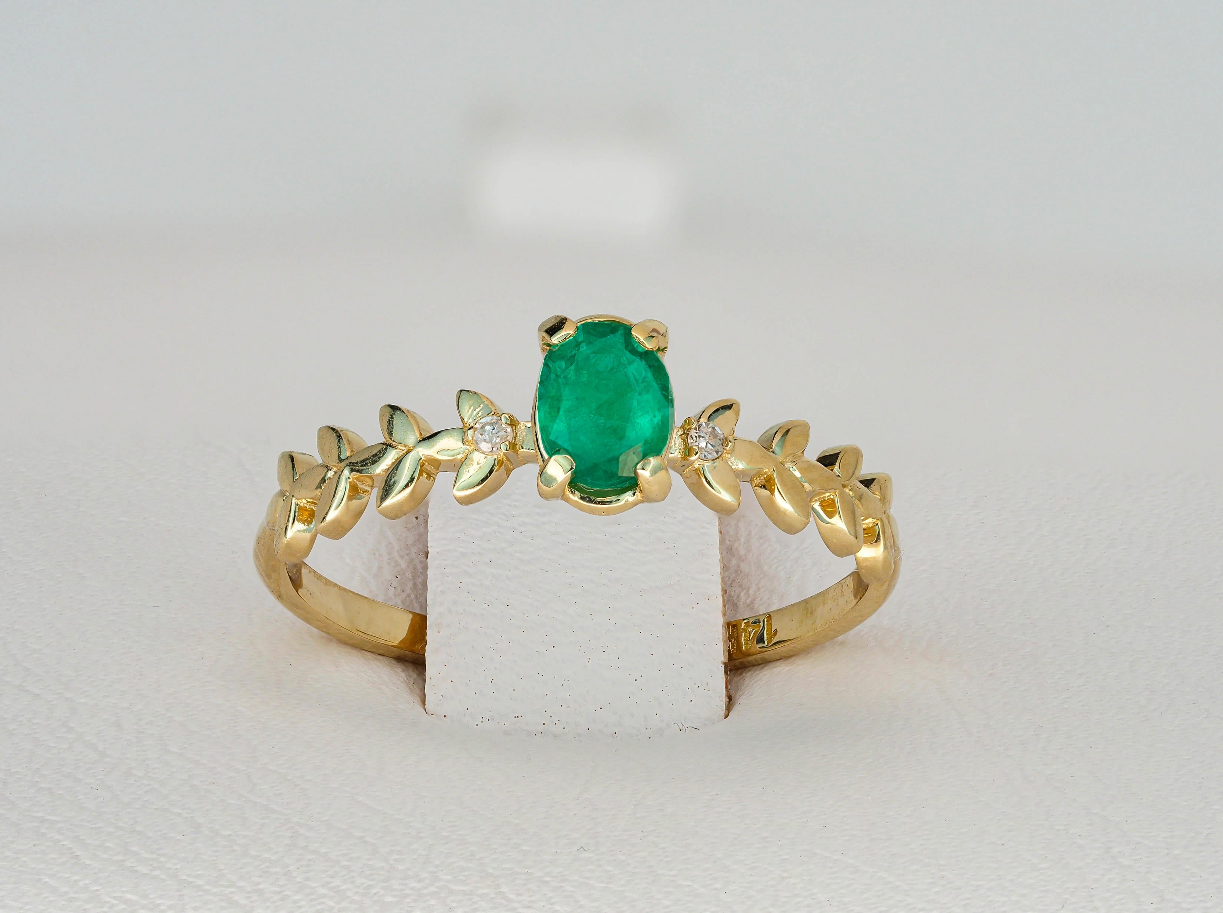 Women's Oval emerald ring in 14k gold For Sale