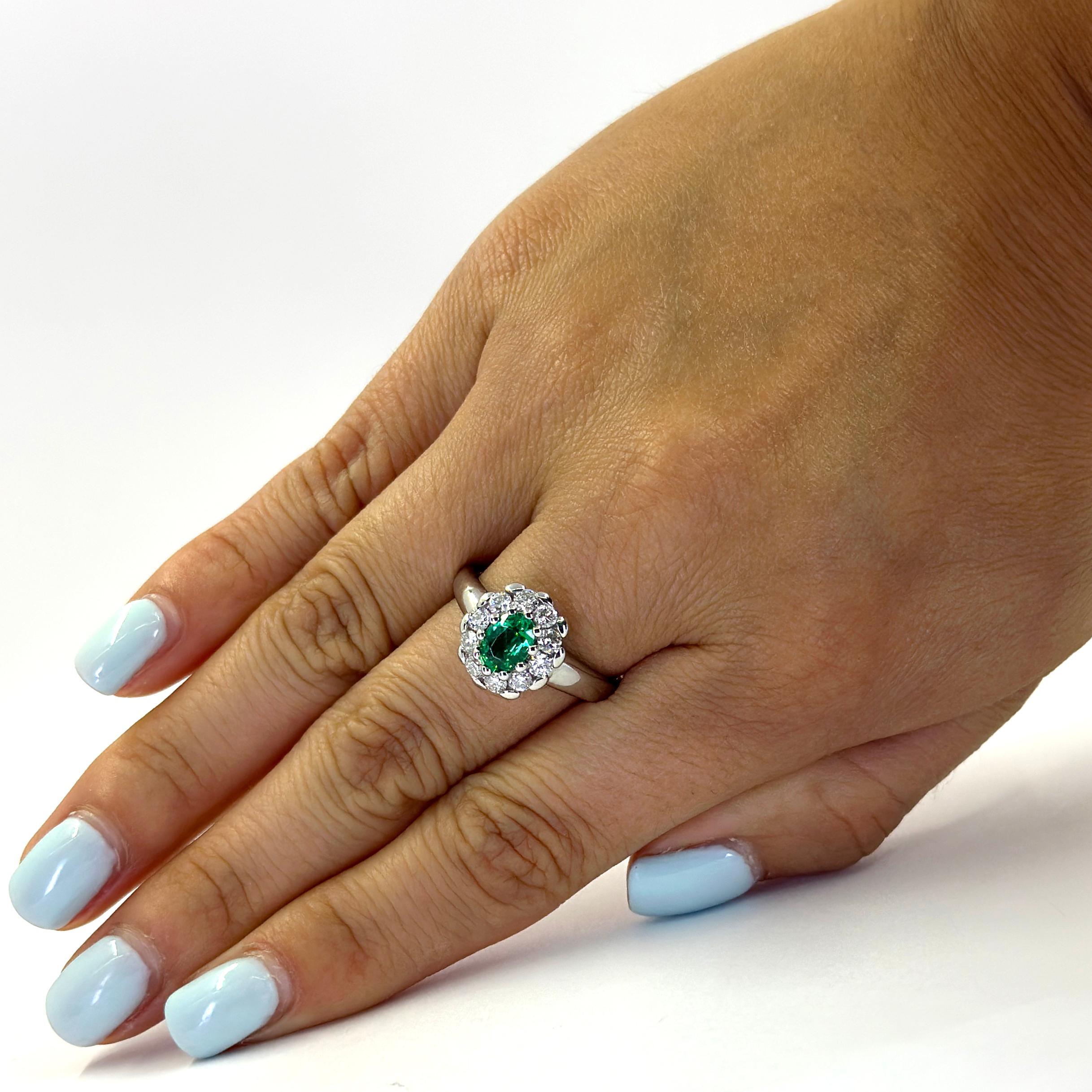 18 Karat Weißgold Ring mit einem Prong Set Oval Smaragd mit einem Gewicht von ca. 0,70 Karat akzentuiert durch 10 Prong Set Diamanten von VS Reinheit und G Farbe insgesamt ca. 0,60 Karat. Fingergröße 8.5; Der Kauf beinhaltet einen Größenservice auf