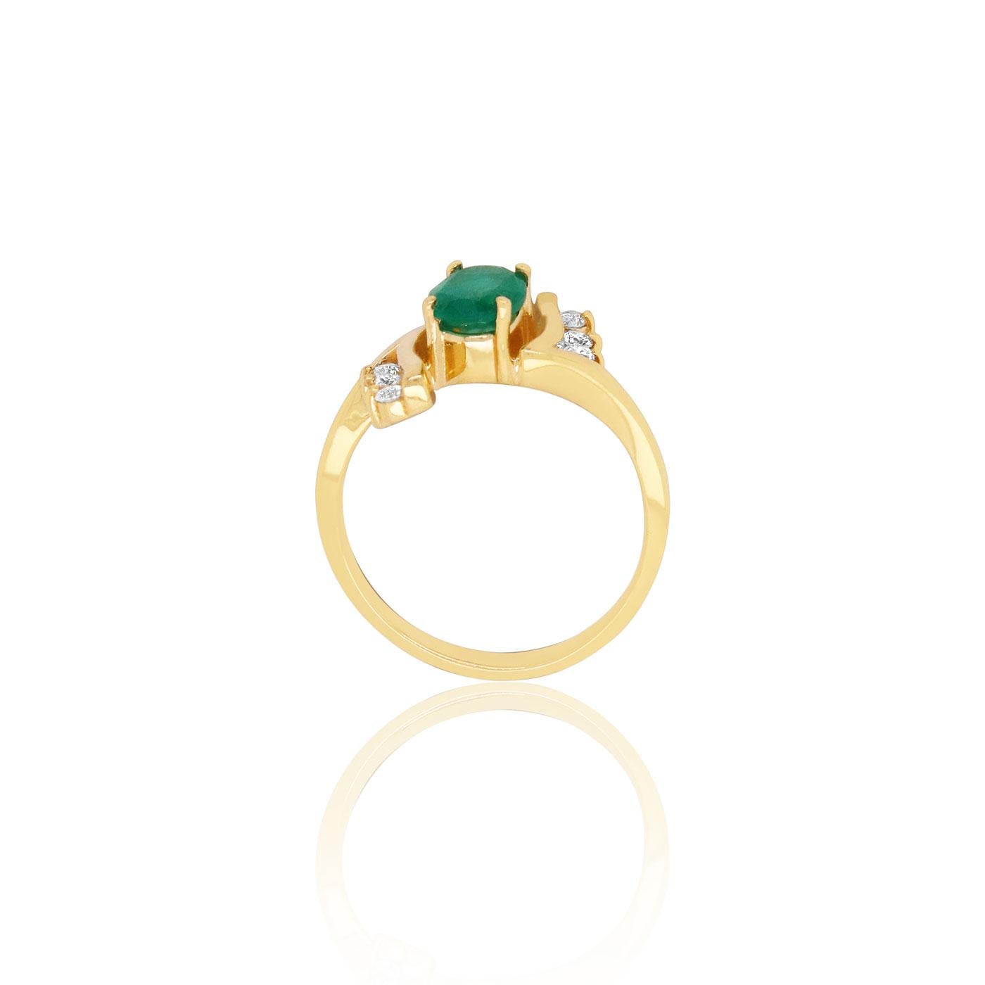 Contemporary Oval Emerald Round Cluster Diamond Modern Fashion Ring Band 14K Yellow Gold For Sale