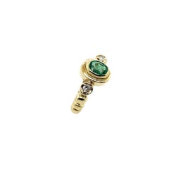 Anello a 3 pietre con smeraldo ovale e diamanti rotondi in oro giallo 14 ct.