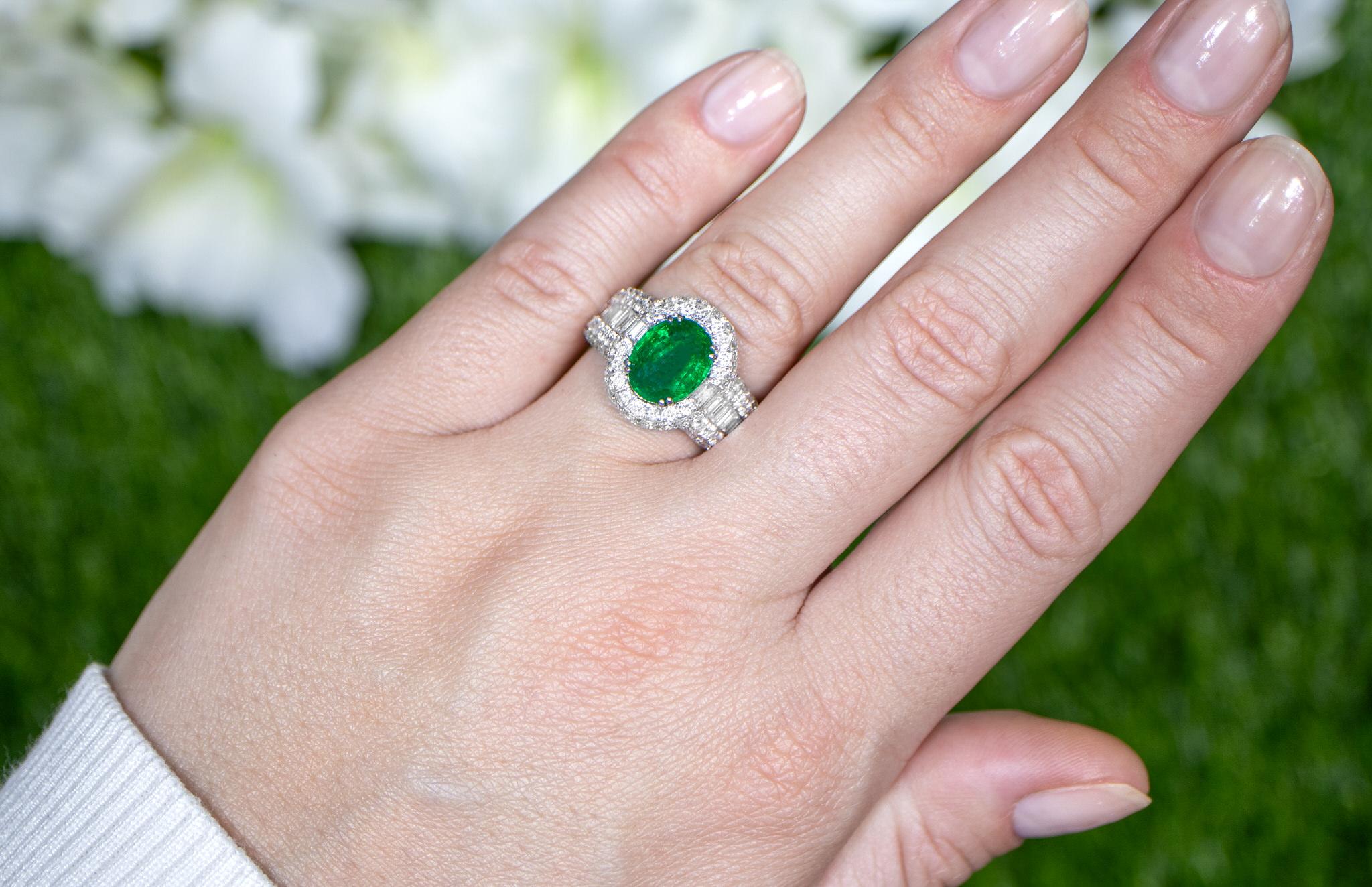 Es kommt mit dem Gemmologischen Gutachten von GIA GG/AJP
Alle Edelsteine sind natürlich
Smaragd = 2,60 Karat
Diamanten = 2,62 Karat
Metall: 18K Gold
Ring Größe: 6.5* US
*Die Größe kann kostenlos geändert werden.
