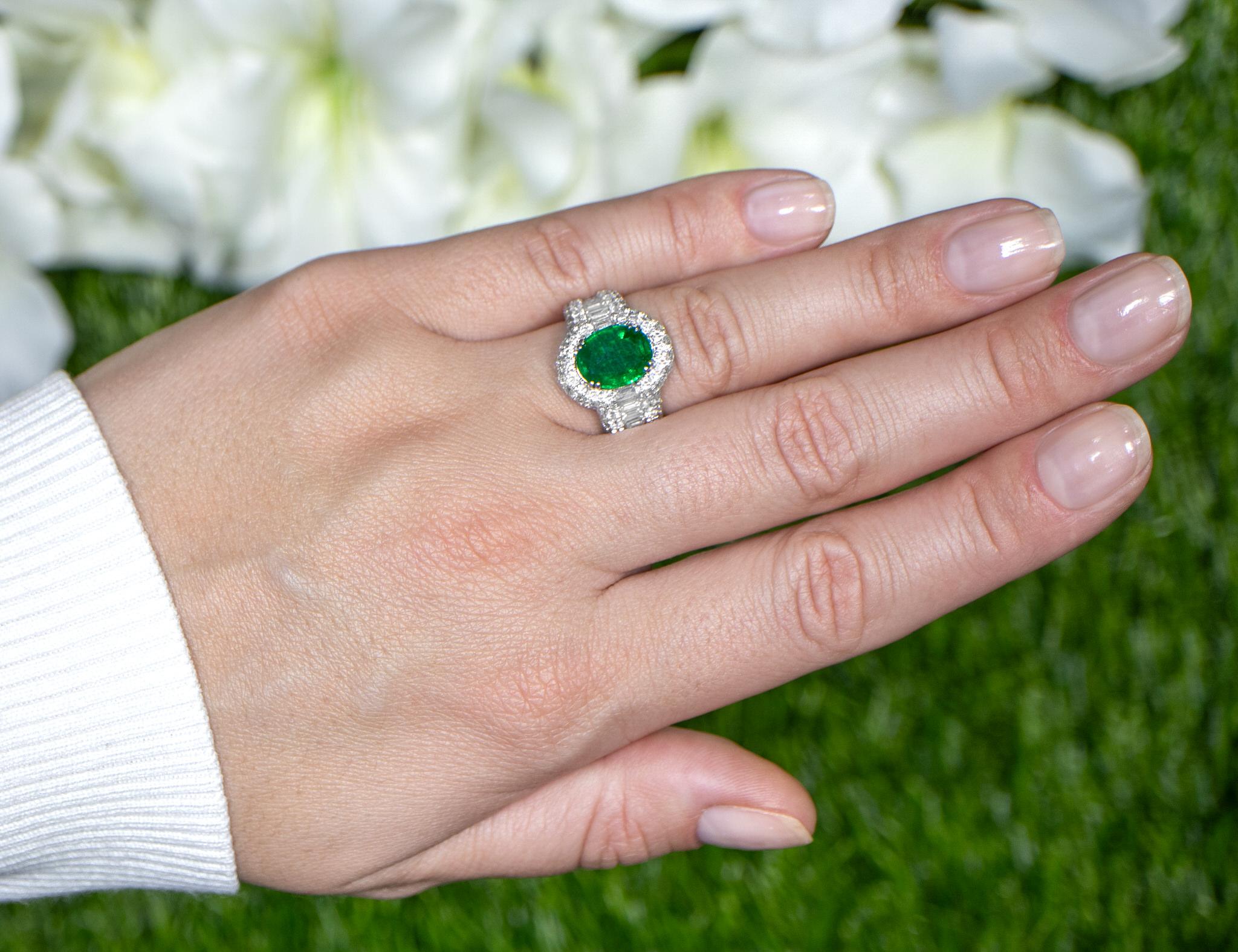 Ovaler Smaragd-Statement-Ring mit 5,22 Karat 18K Gold in Diamantfassung (Ovalschliff) im Angebot