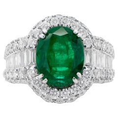 Bague fantaisie avec émeraude ovale sertie de 5,22 carats de diamants en or 18 carats