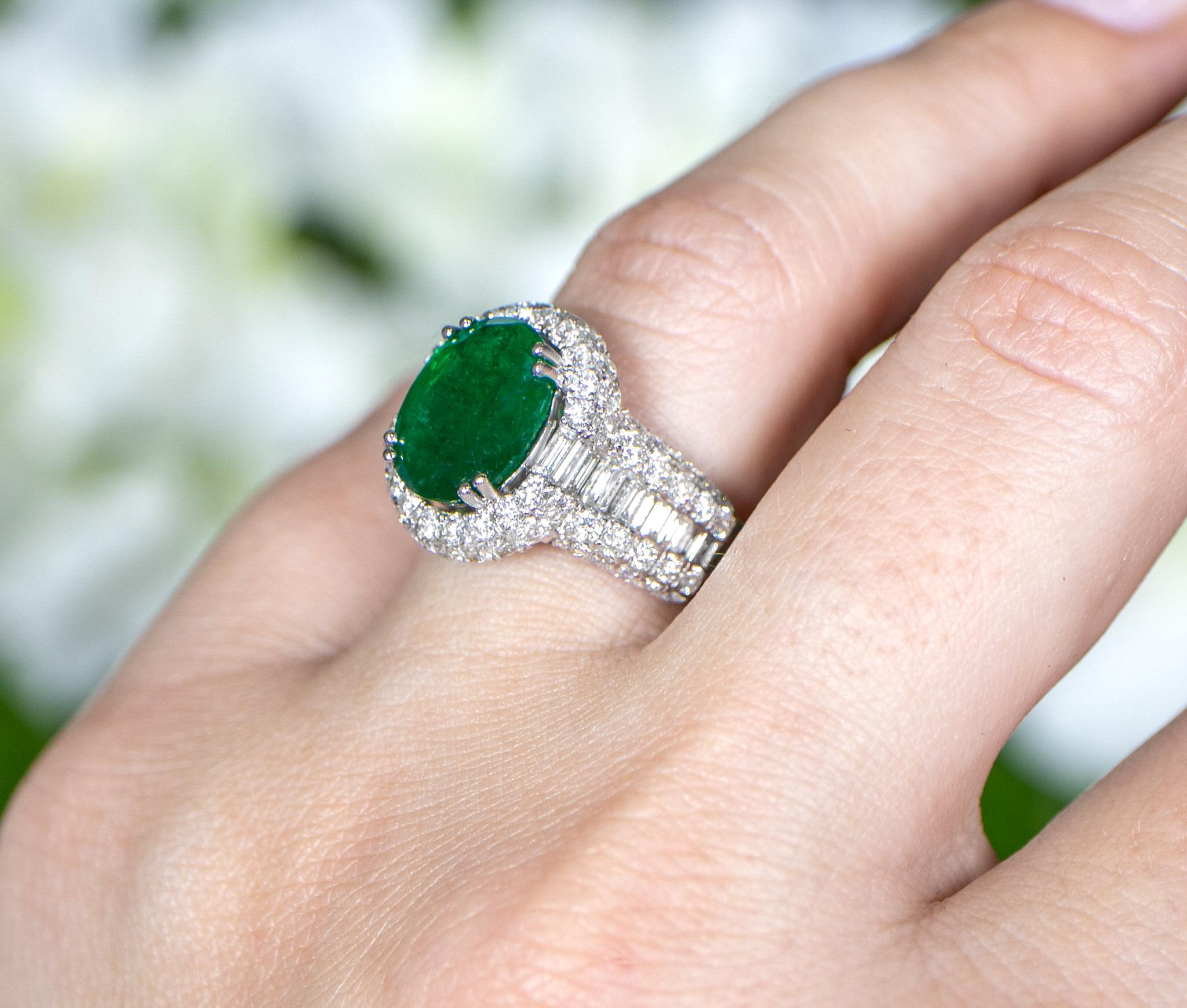 Ovaler Smaragd-Statement-Ring mit Diamantfassung aus 18 Karat Gold mit 6,31 Karat (Ovalschliff) im Angebot