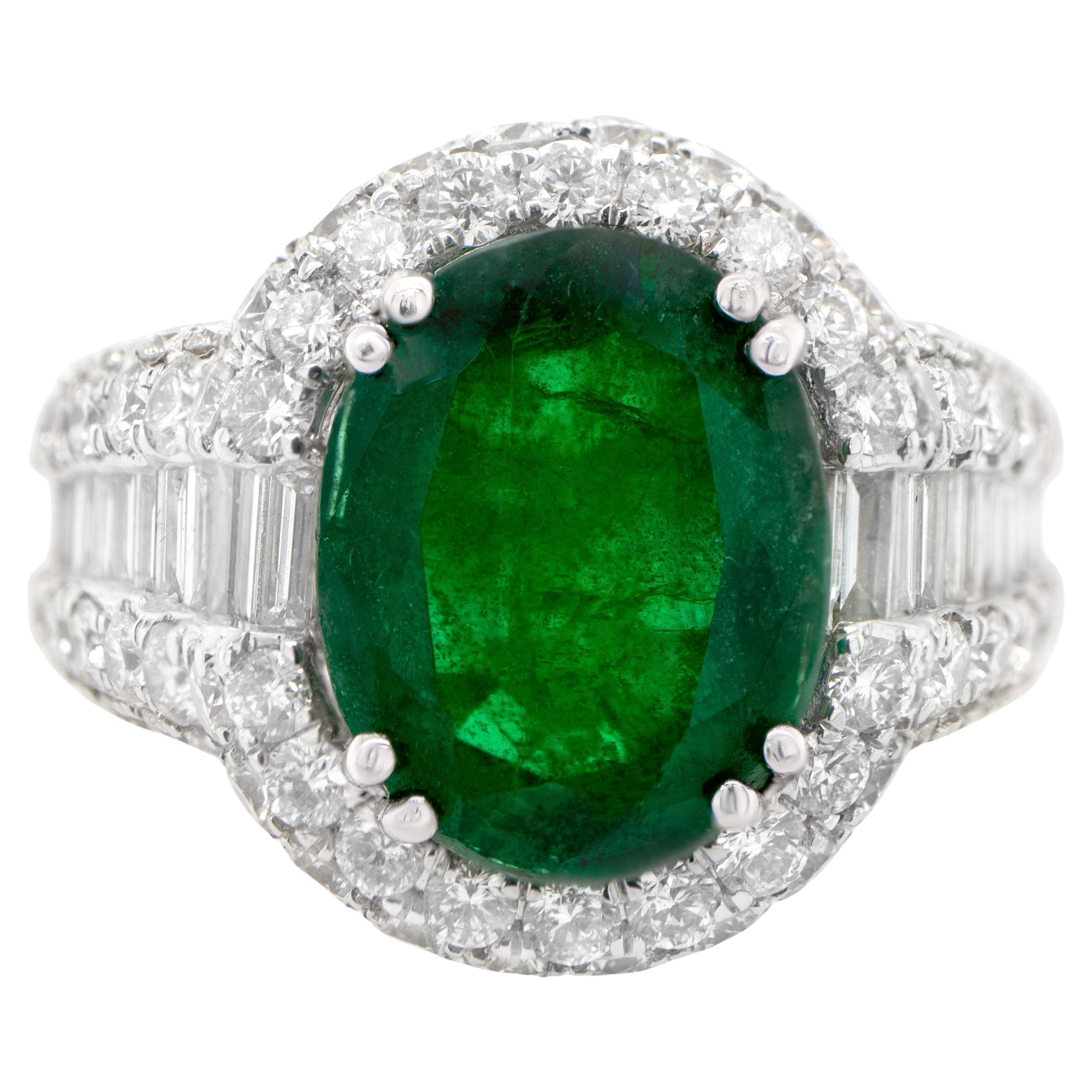 Ovaler Smaragd-Statement-Ring mit Diamantfassung aus 18 Karat Gold mit 6,31 Karat