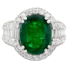 Anillo Esmeralda Ovalada Con Engaste De Diamantes 6,31 Quilates Oro De 18K