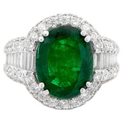 Anillo Esmeralda Ovalada Con Engaste De Diamantes 6,31 Quilates Oro De 18K