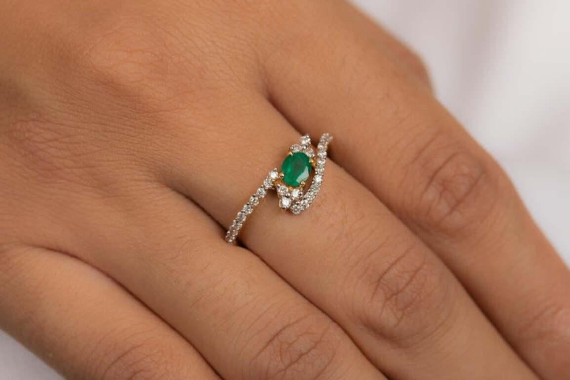 For Sale:  Oval Emerald Wedding Ring with Diamonds for Her in 18k Solid Yellow Gold 2
