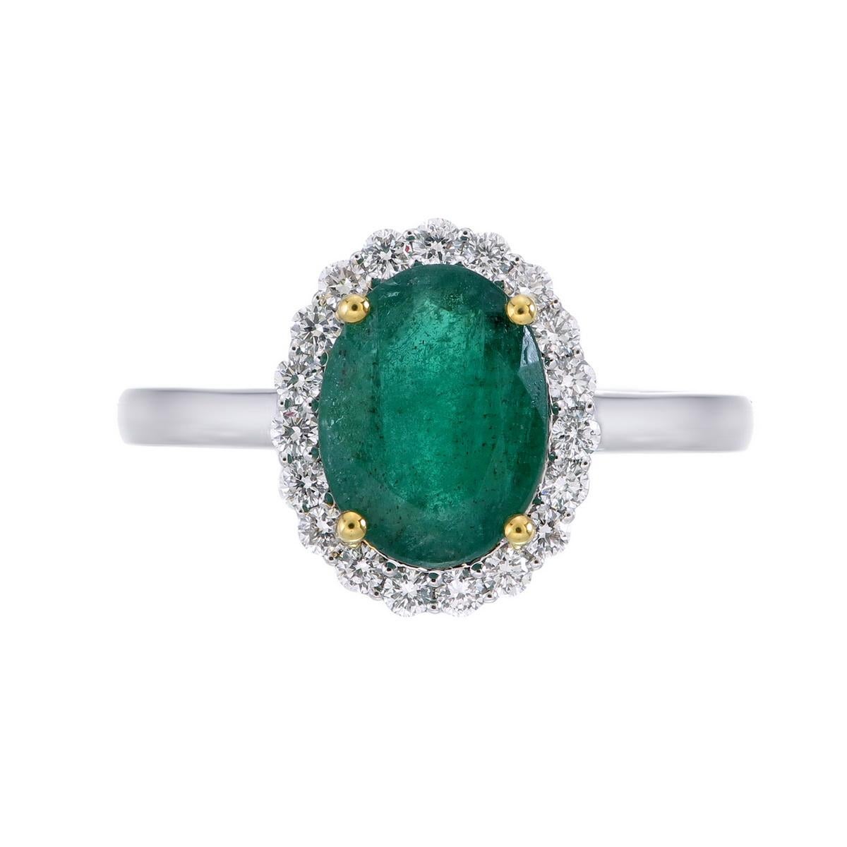 Scopri la squisita eleganza del nostro anello con smeraldo ovale e diamanti, con uno smeraldo di 2 carati al centro, splendidamente completato da 0,25 carati di diamanti scintillanti. Realizzato in lussuoso oro bianco 18 carati, questo anello
