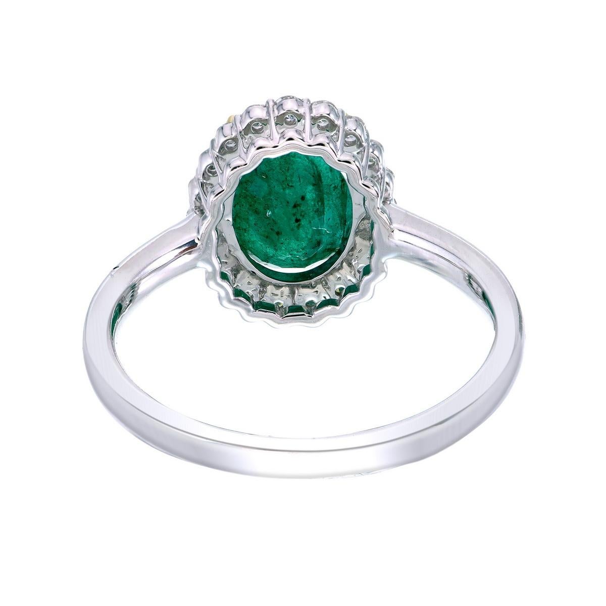 Artigiano Anello con smeraldo ovale e diamante aureolato in vendita