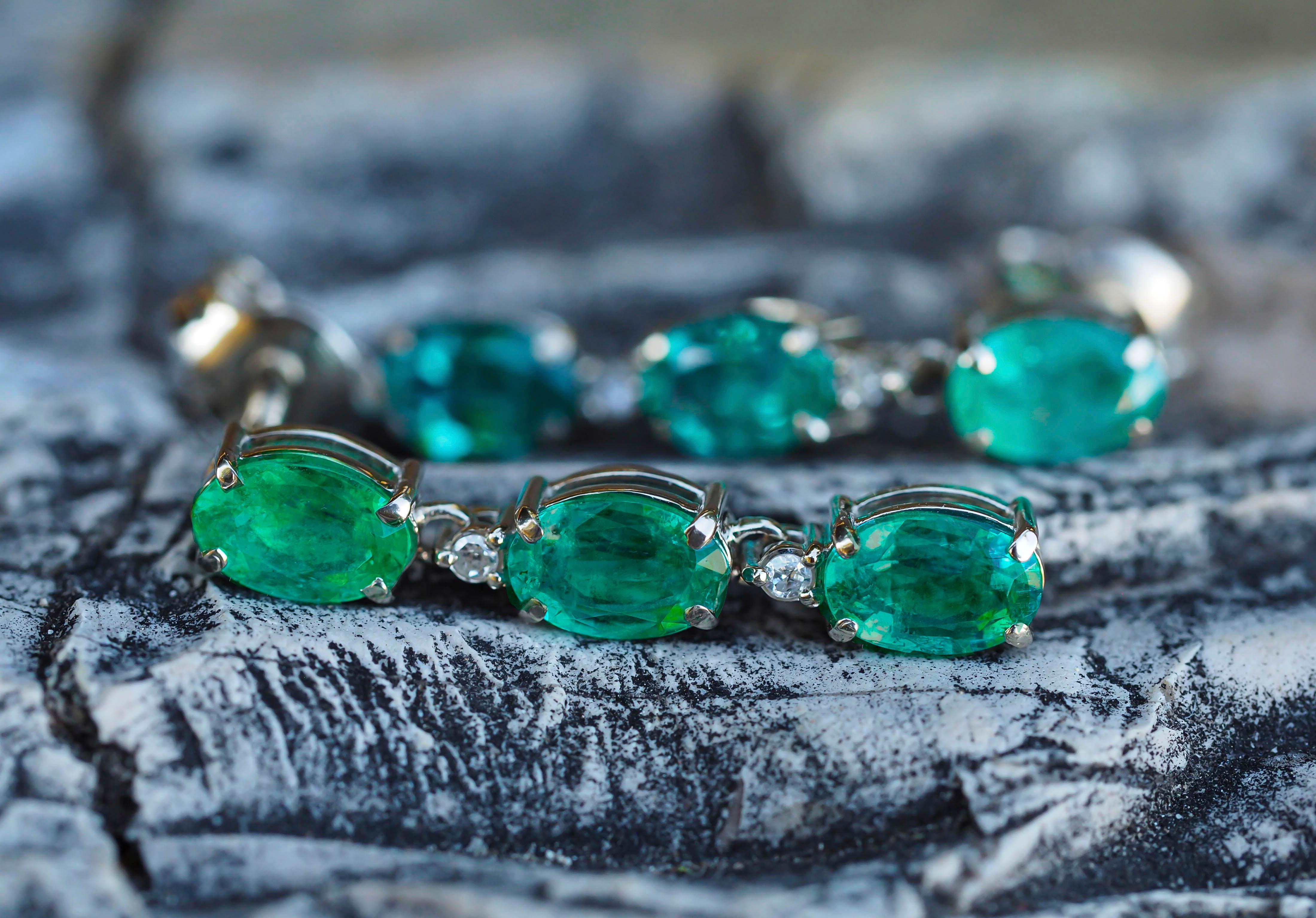Oval emeralds 14k gold earrings studs. 
Emerald Drop earrings. Oval emerald earrings studs. Statement emerald earrings. May birthstone.

Metal: 14k gold.
Earrings size: 23.7x5.4 mm.
Weight: 2.4 gr.

Gemstones:
Emeralds: 4 pieces, oval cut, green