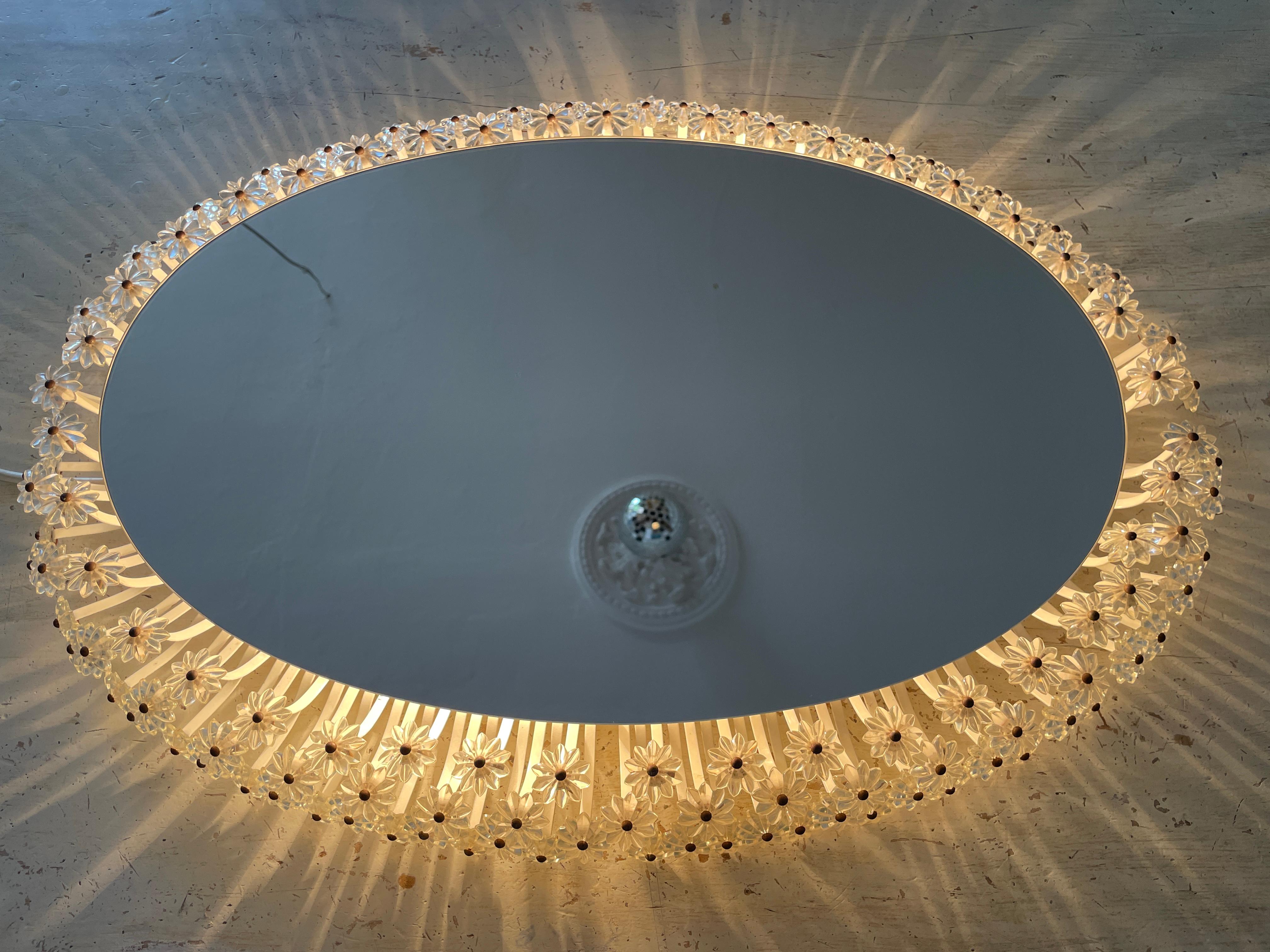 Tauchen Sie ein in die zeitlose Anziehungskraft dieses Vintage Oval Emil Stejnar Glass Blossom and White Lacquered Metal Mirror, ein Meisterwerk, das in den 1950er Jahren von dem gefeierten Emil Stejnar für Rupert Nikoll in Österreich entworfen