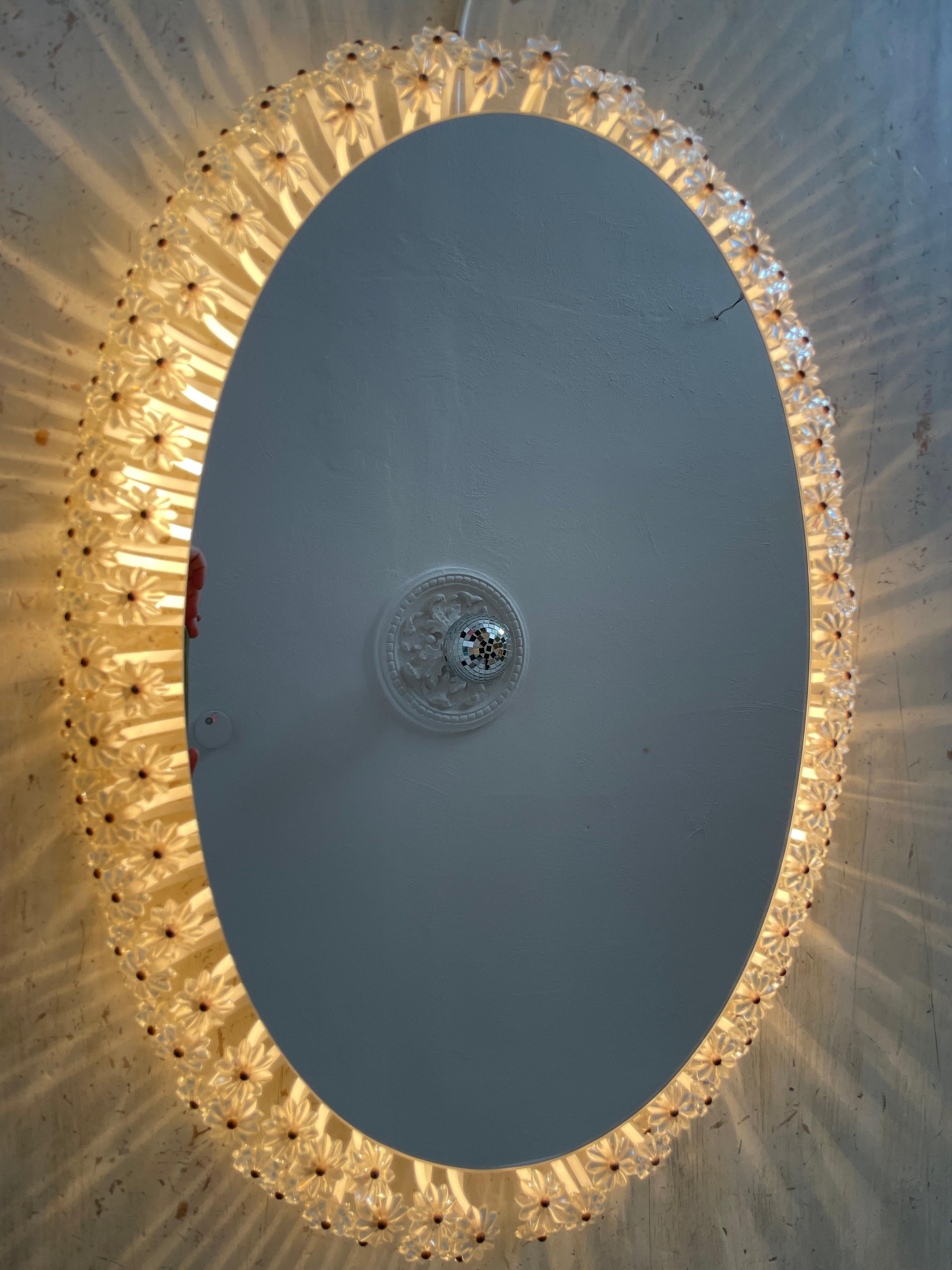 Ovaler Emil Stejnar-Spiegel aus Glasblüten und weiß lackiertem Metall, Österreich (Moderne der Mitte des Jahrhunderts) im Angebot