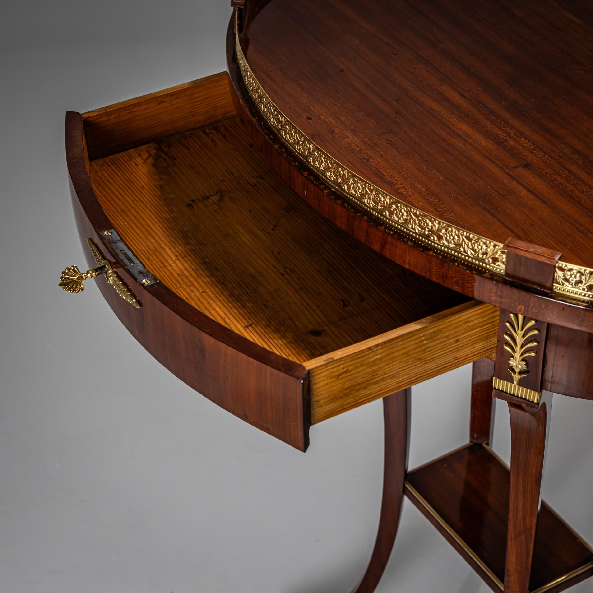 Table d'appoint Empire ovale, début du 19e siècle Bon état - En vente à Greding, DE