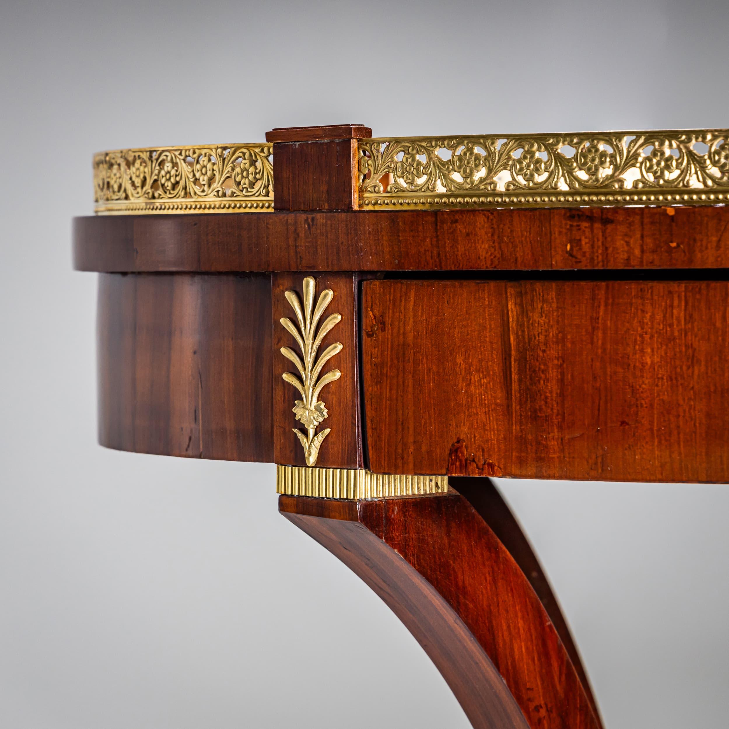 XIXe siècle Table d'appoint Empire ovale, début du 19e siècle en vente