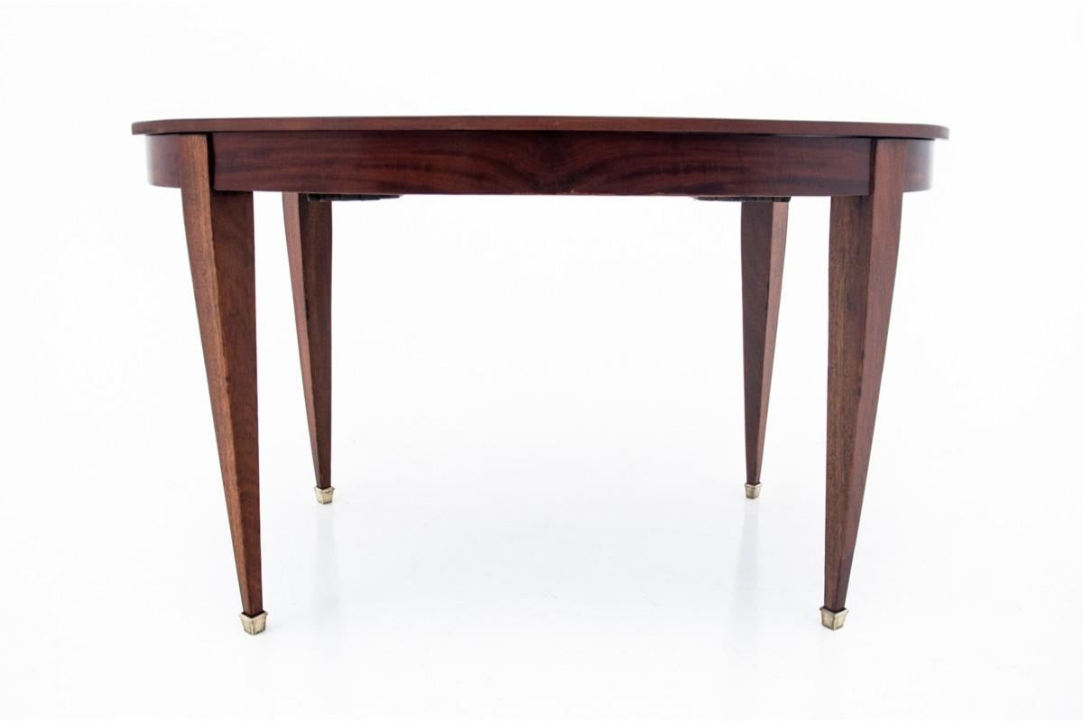 Table Empire ovale, France, vers 1880.

Très bon état, après une rénovation professionnelle.

Dimensions : hauteur 75 cm / longueur 129 cm / profondeur 101 - 146 cm