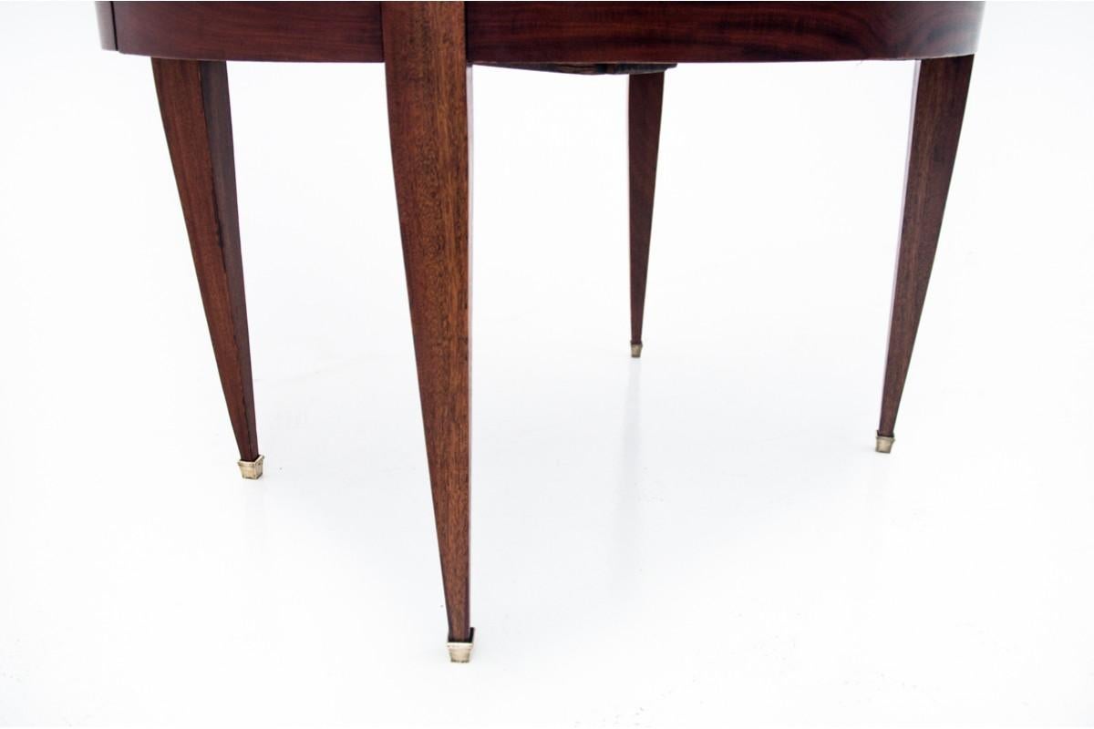 Walnut Oval Empire table, France, circa 1880. For Sale