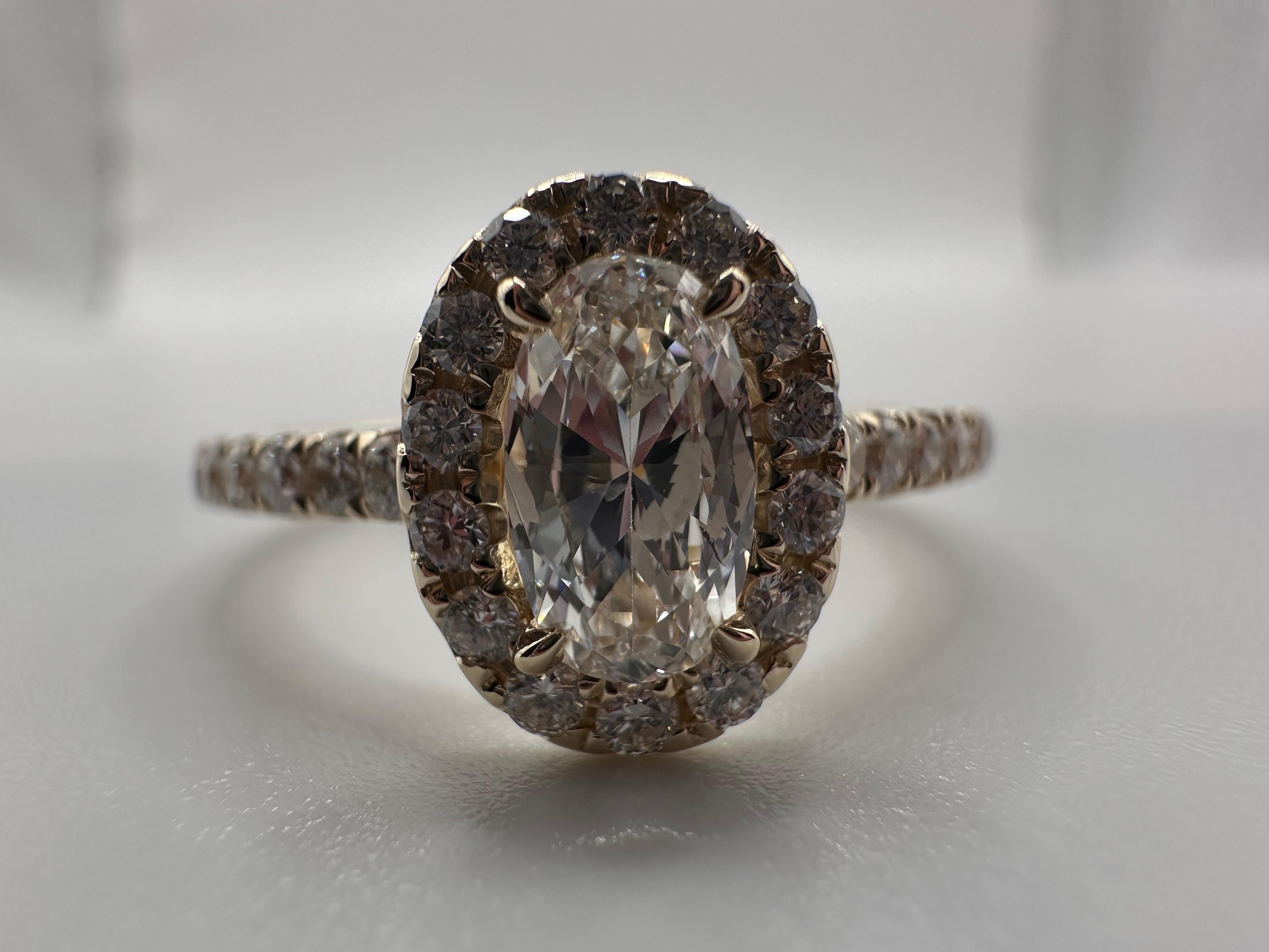 Taille ovale Bague de fiançailles ovale en or jaune 14 carats avec long diamant en vente