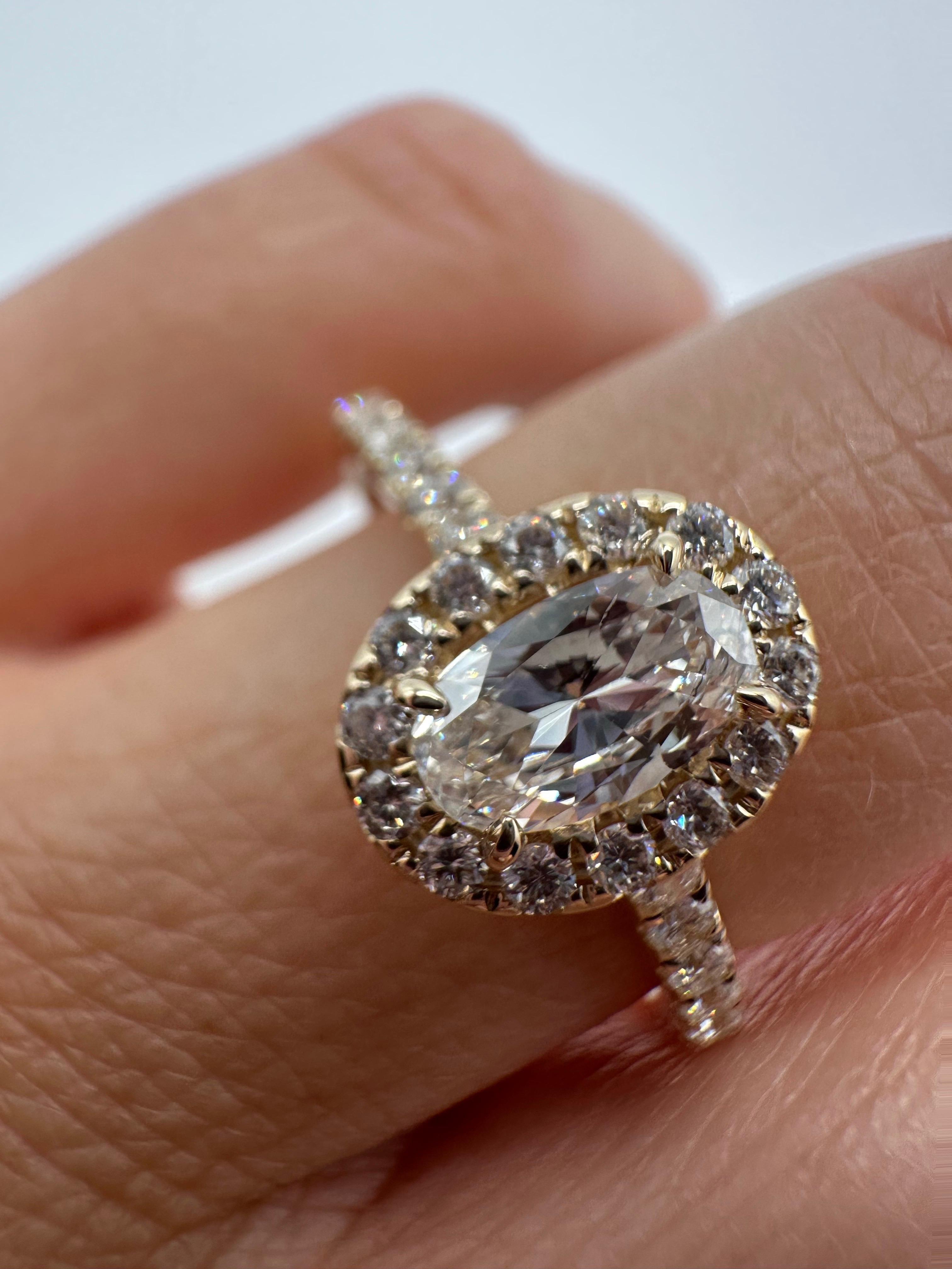 Bague de fiançailles ovale en or jaune 14 carats avec long diamant Neuf - En vente à Boca Raton, FL