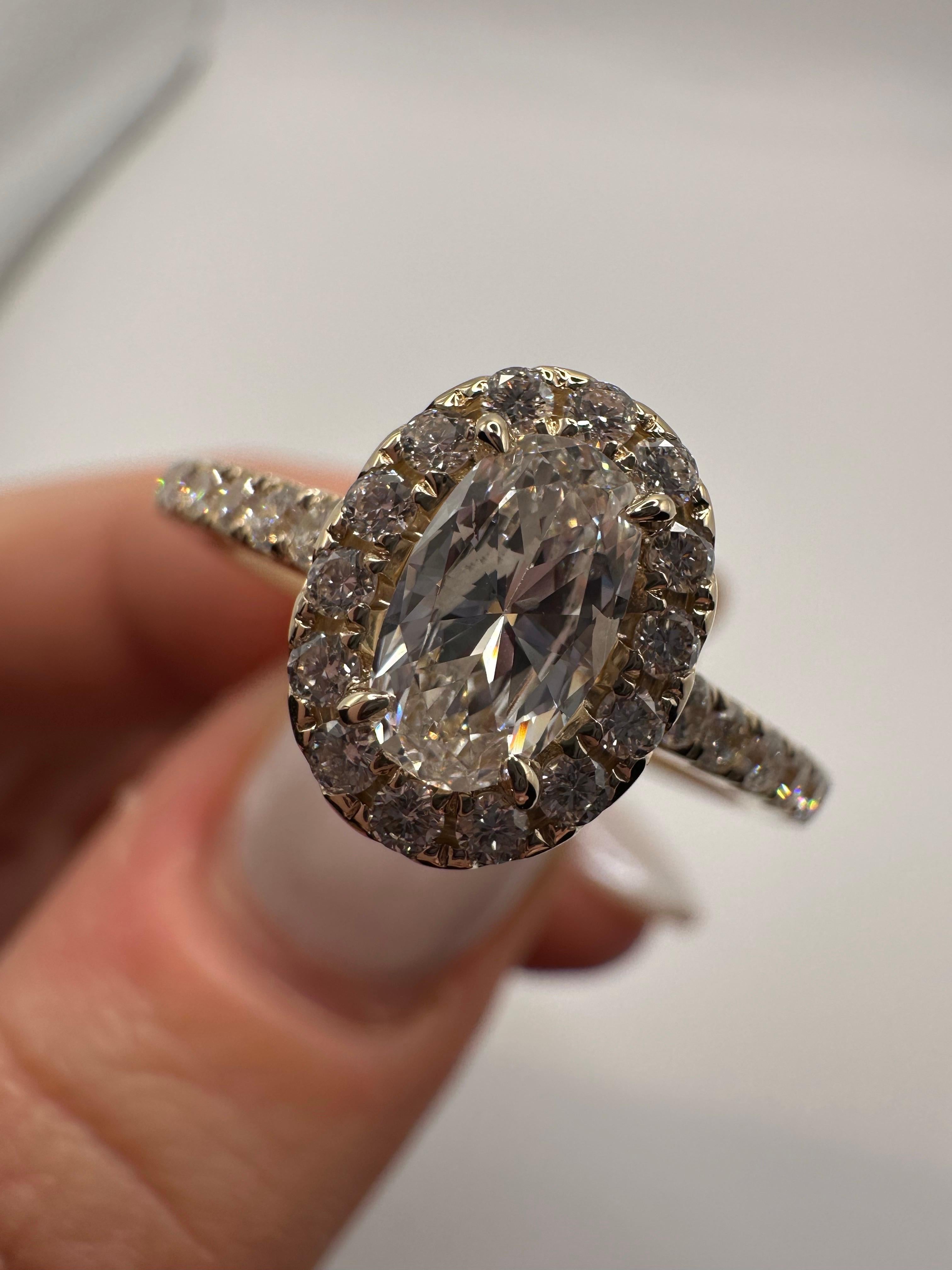 Bague de fiançailles ovale en or jaune 14 carats avec long diamant Unisexe en vente