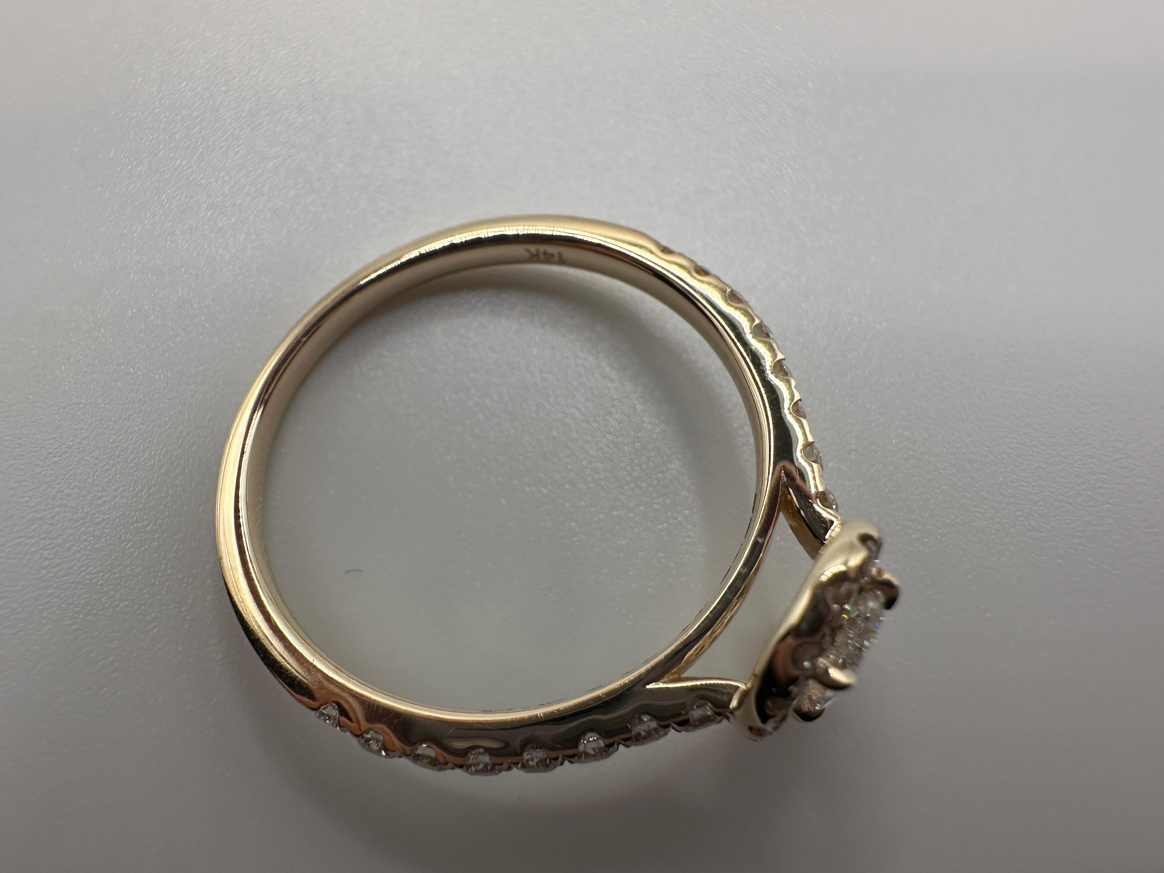 Bague de fiançailles ovale en or jaune 14 carats avec long diamant en vente 1