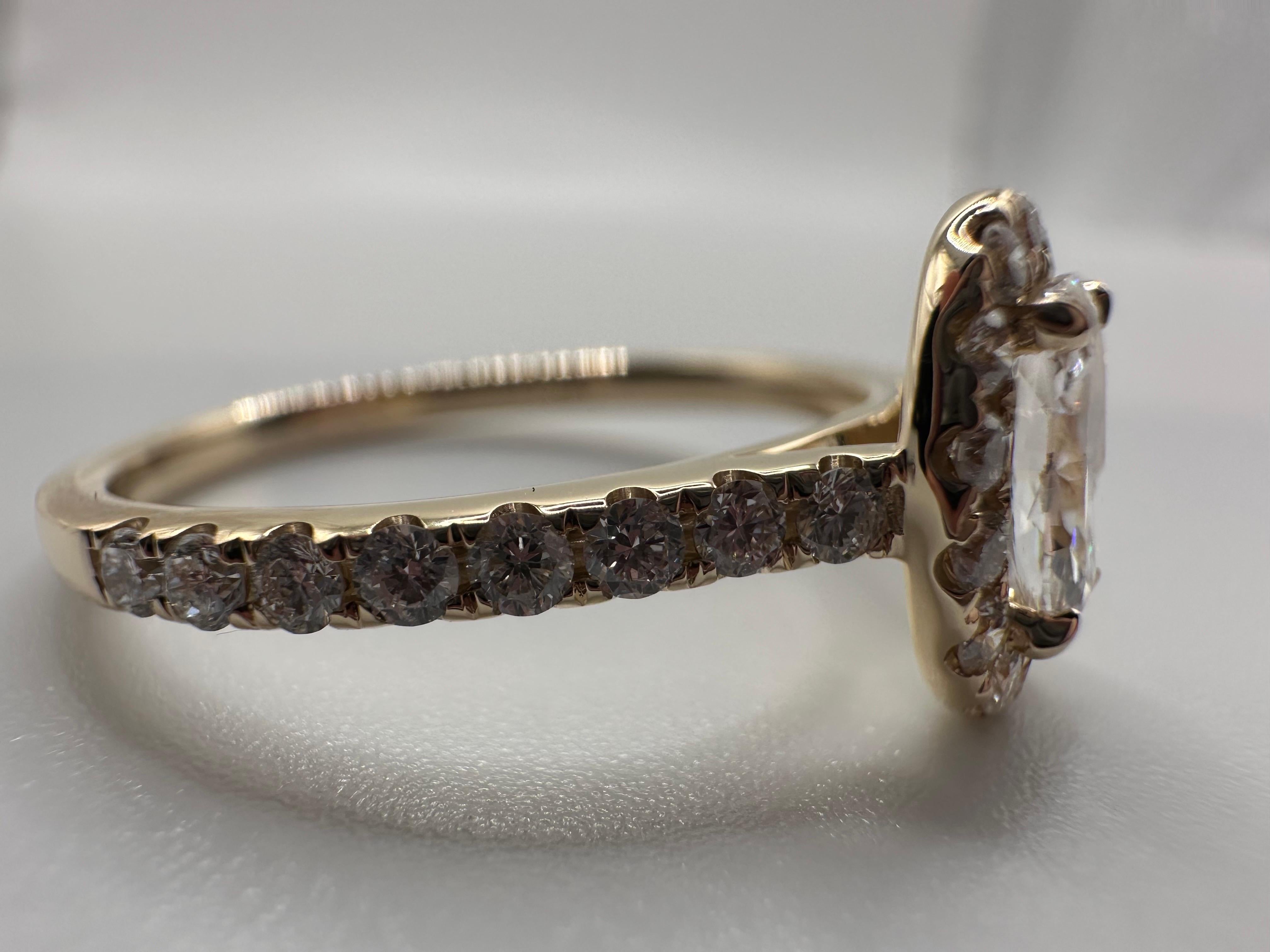 Bague de fiançailles ovale en or jaune 14 carats avec long diamant en vente 2