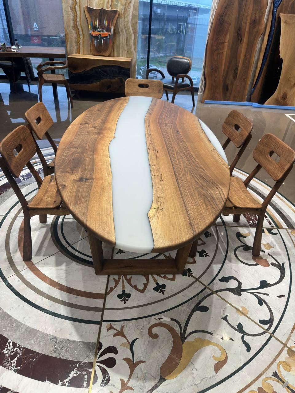 Tavolo da pranzo ovale in resina epossidica - Tavolo in Wood Wood con bordo vivo - Tavolo epossidico grigio in vendita 2