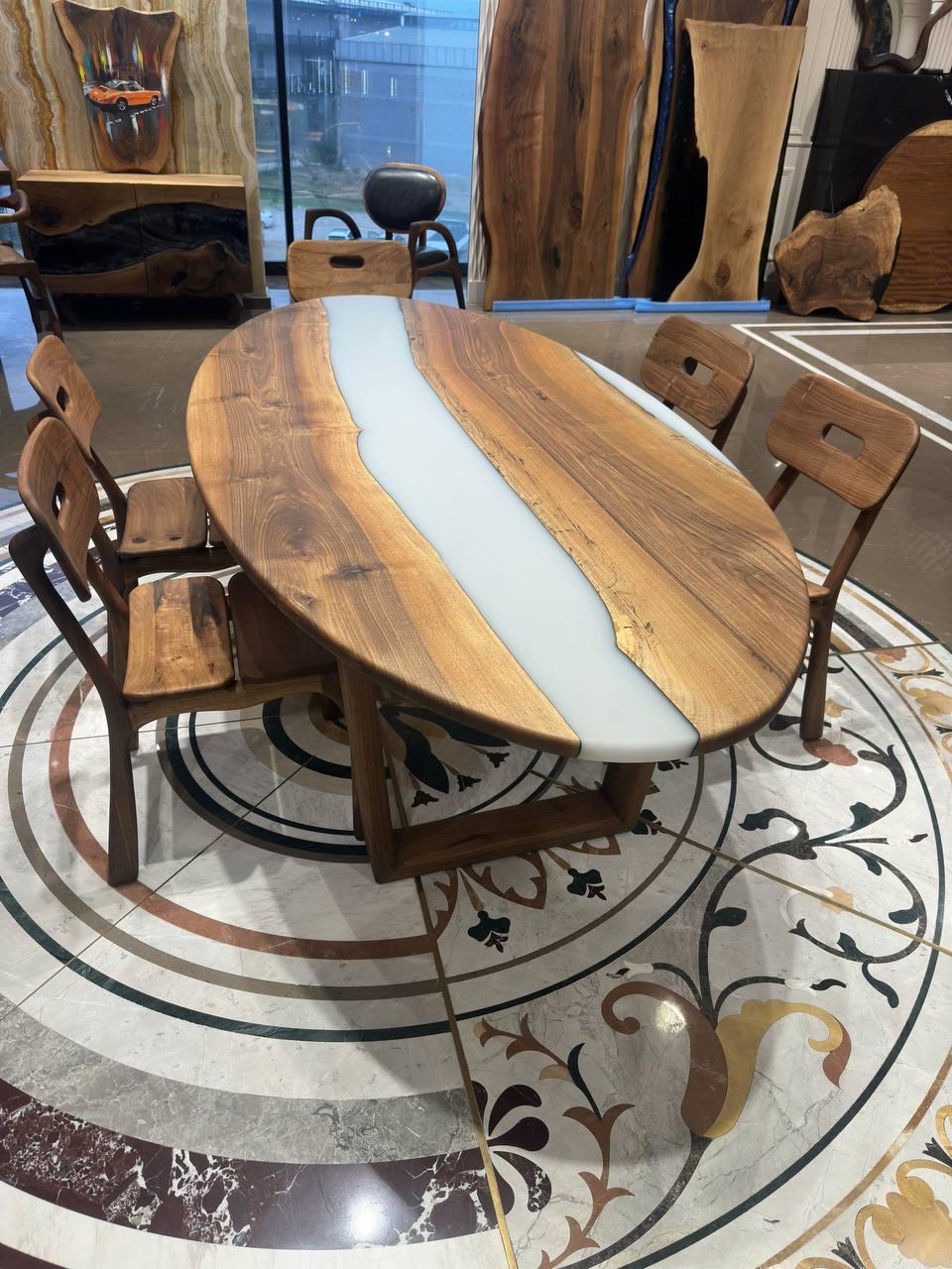 Tavolo da pranzo ovale in resina epossidica - Tavolo in Wood Wood con bordo vivo - Tavolo epossidico grigio in vendita 3