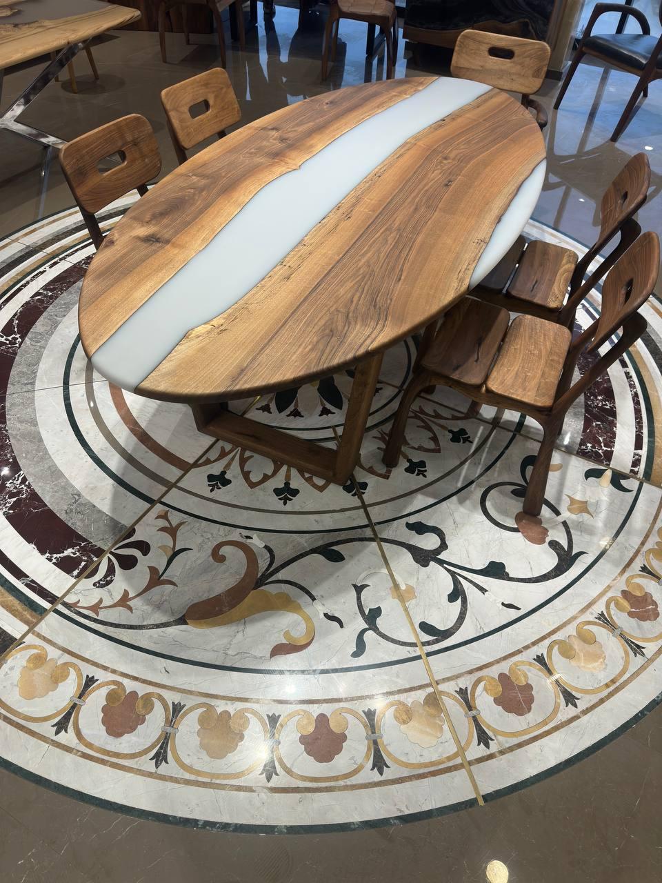 Tavolo da pranzo ovale in resina epossidica - Tavolo in Wood Wood con bordo vivo - Tavolo epossidico grigio in vendita 4