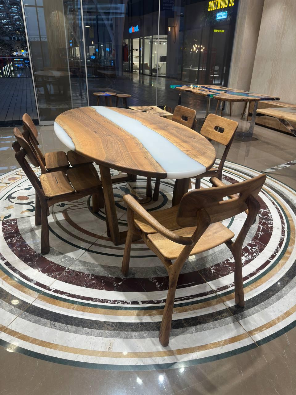 Turco Tavolo da pranzo ovale in resina epossidica - Tavolo in Wood Wood con bordo vivo - Tavolo epossidico grigio in vendita