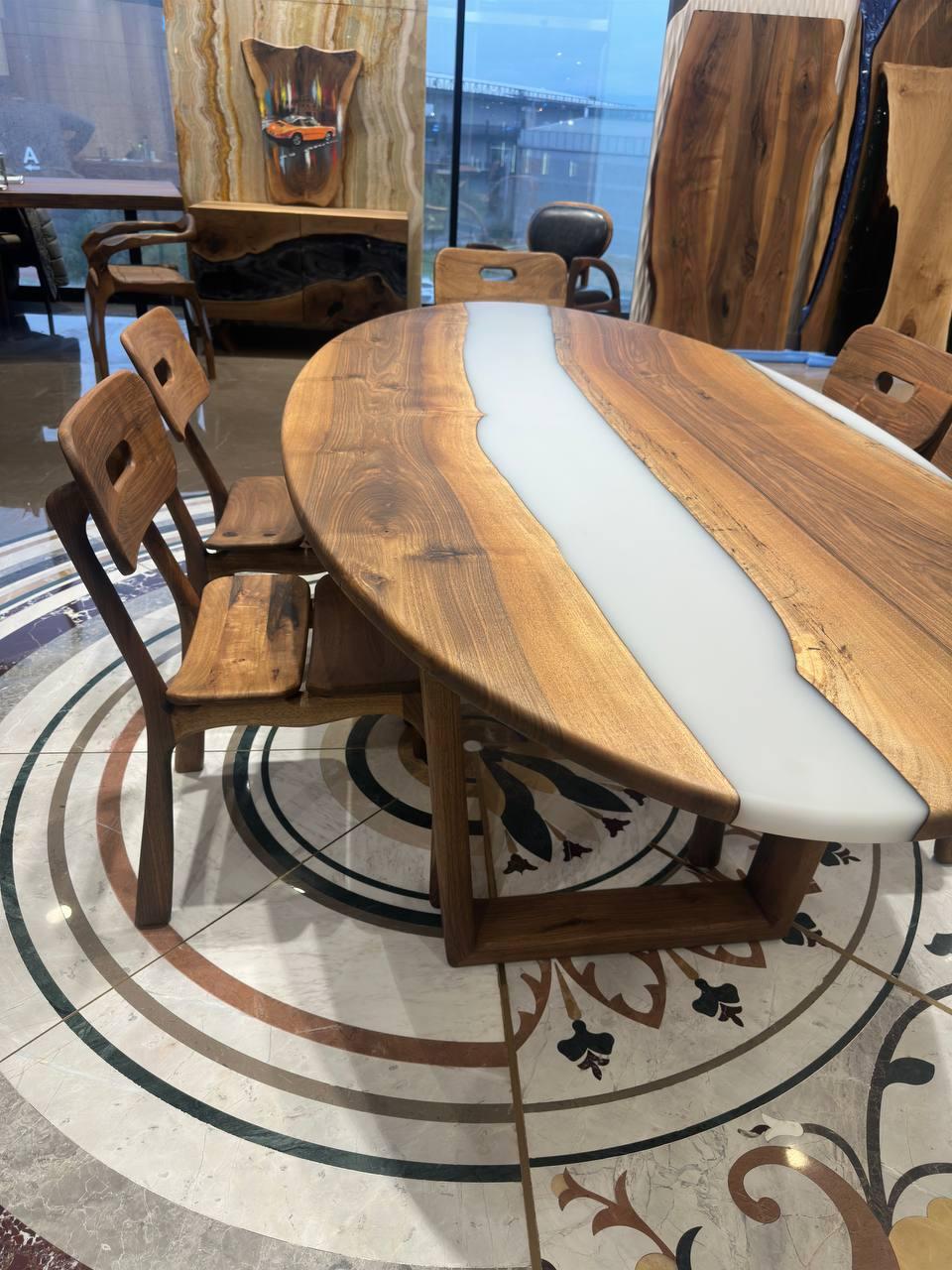 Intagliato Tavolo da pranzo ovale in resina epossidica - Tavolo in Wood Wood con bordo vivo - Tavolo epossidico grigio in vendita