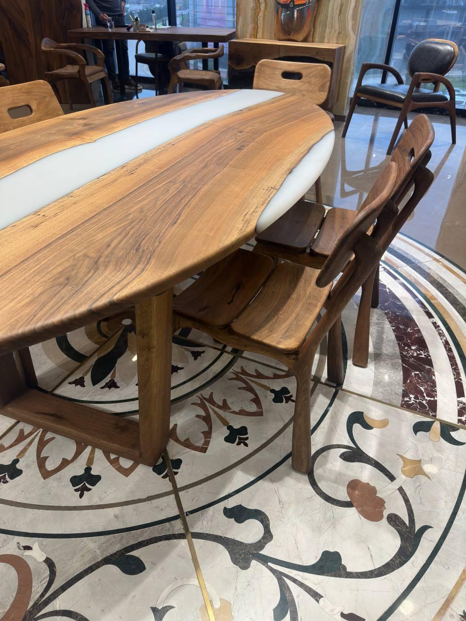 XXI secolo e contemporaneo Tavolo da pranzo ovale in resina epossidica - Tavolo in Wood Wood con bordo vivo - Tavolo epossidico grigio in vendita