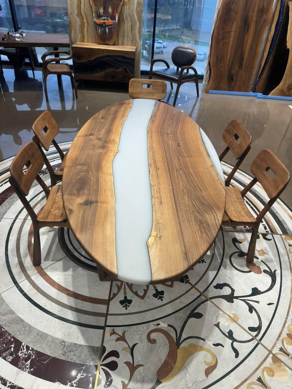 Tavolo da pranzo ovale in resina epossidica - Tavolo in Wood Wood con bordo vivo - Tavolo epossidico grigio in vendita 1