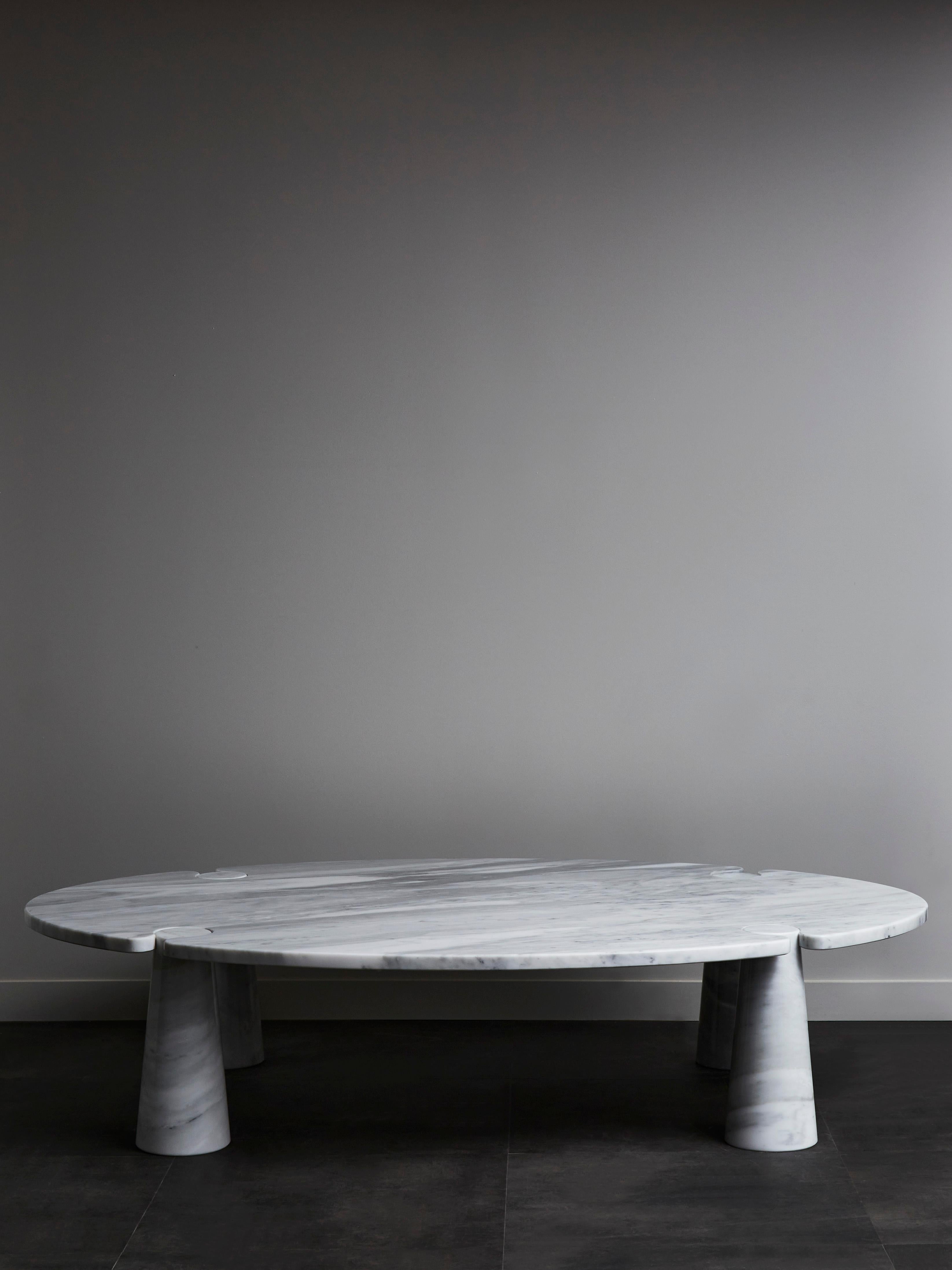 Stunning oval coffee table in carrara marble.

Vintage Eros model designed by Angelo Mangiarotti for skipper in 1971.

Perfect condition.

   