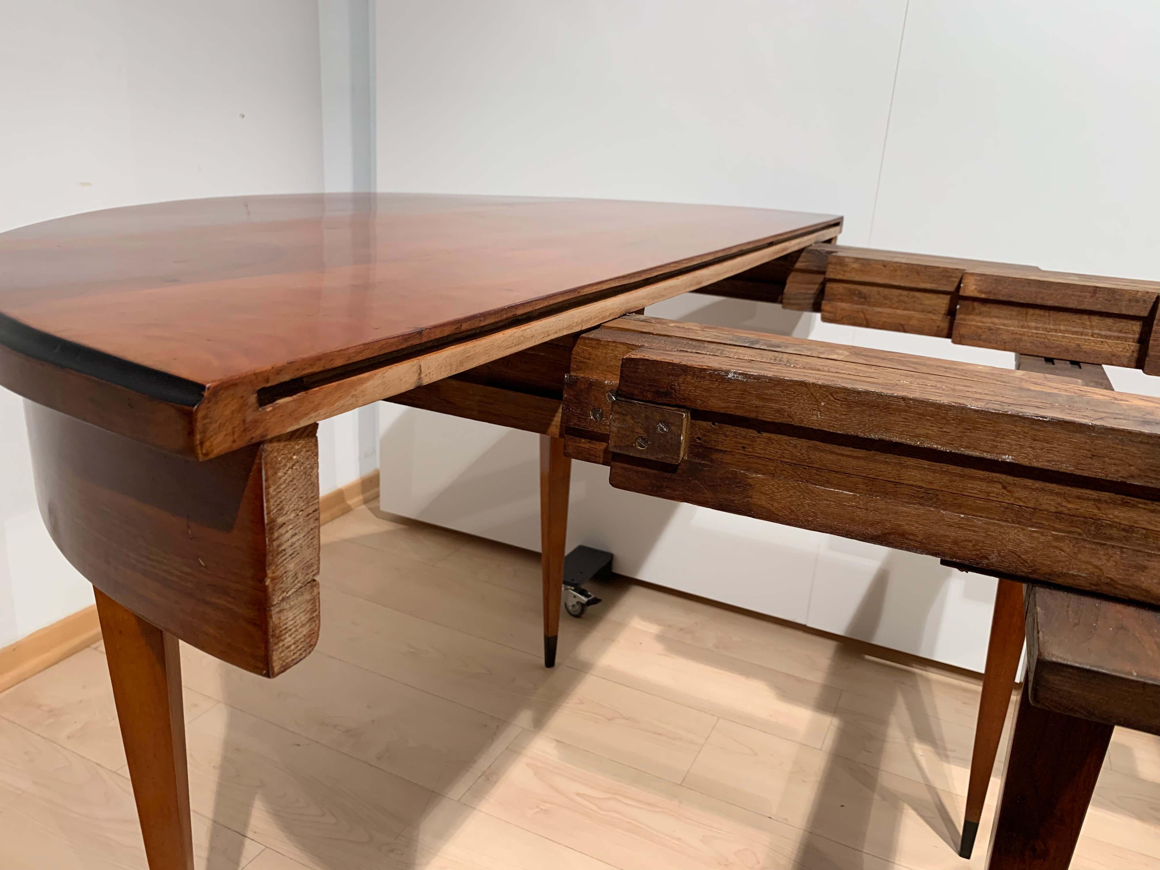 Oval Expandable Dining Table, Restauration, Walnut, France, circa 1820 7