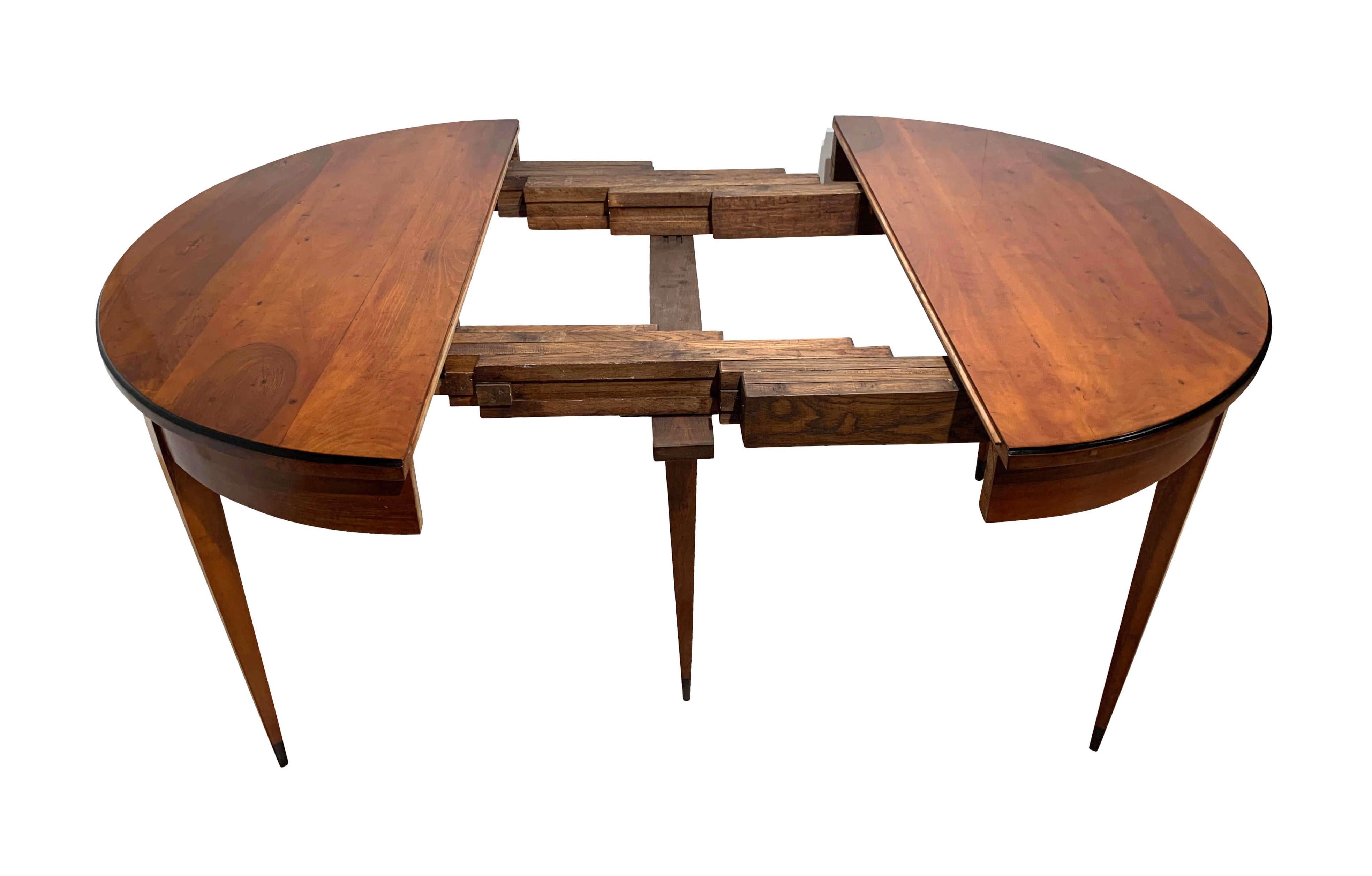 French Oval Expandable Dining Table, Restauration, Walnut, France, circa 1820