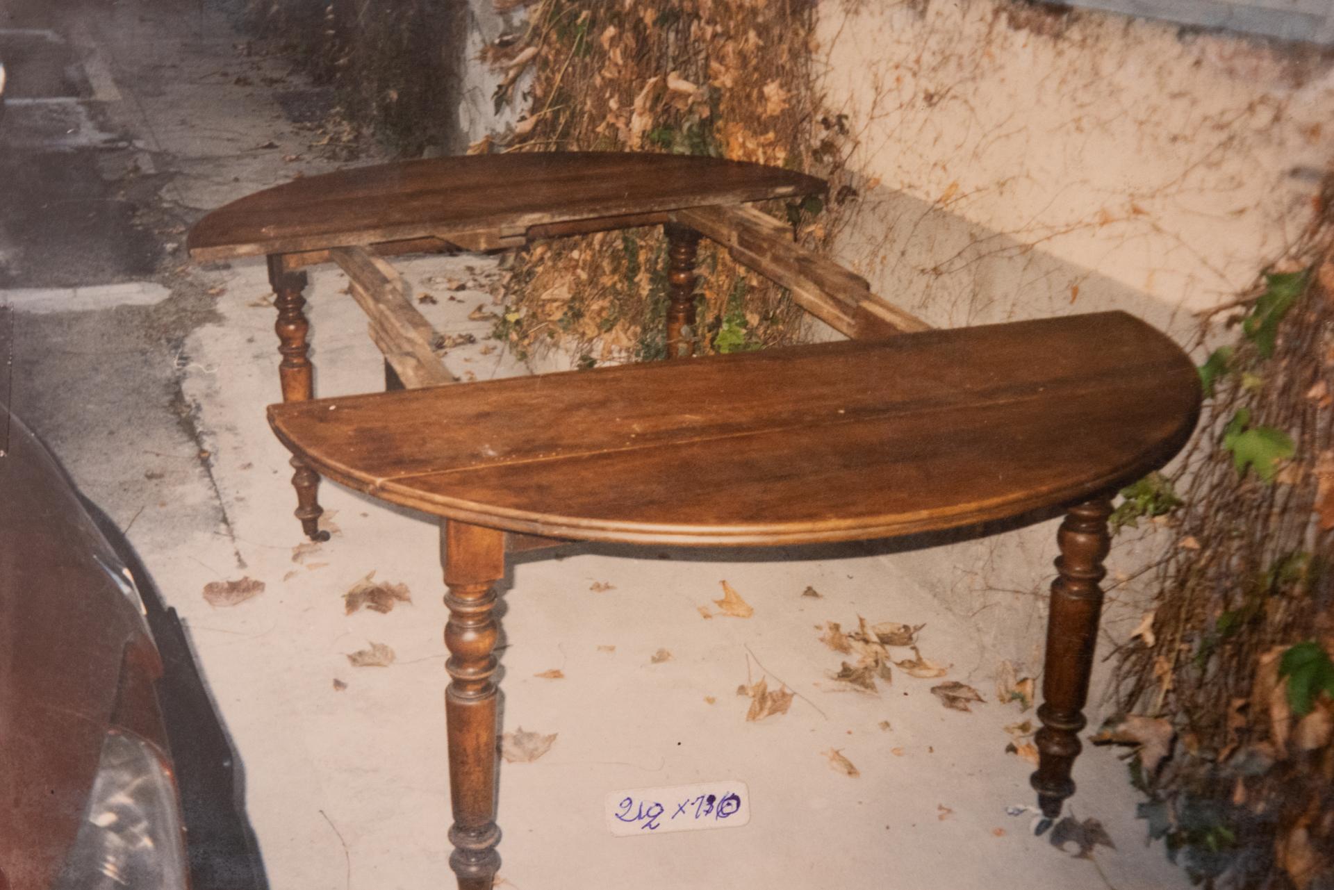 M/1329 - Table ovale ancienne à rallonges et à roulettes. Il peut être utilisé de différentes manières :
fermé en tant que console ;  ouvrir d'un côté s'il y a peu d'espace et si vous n'avez pas besoin de tout ouvrir.  
Lorsqu'il est fermé des deux
