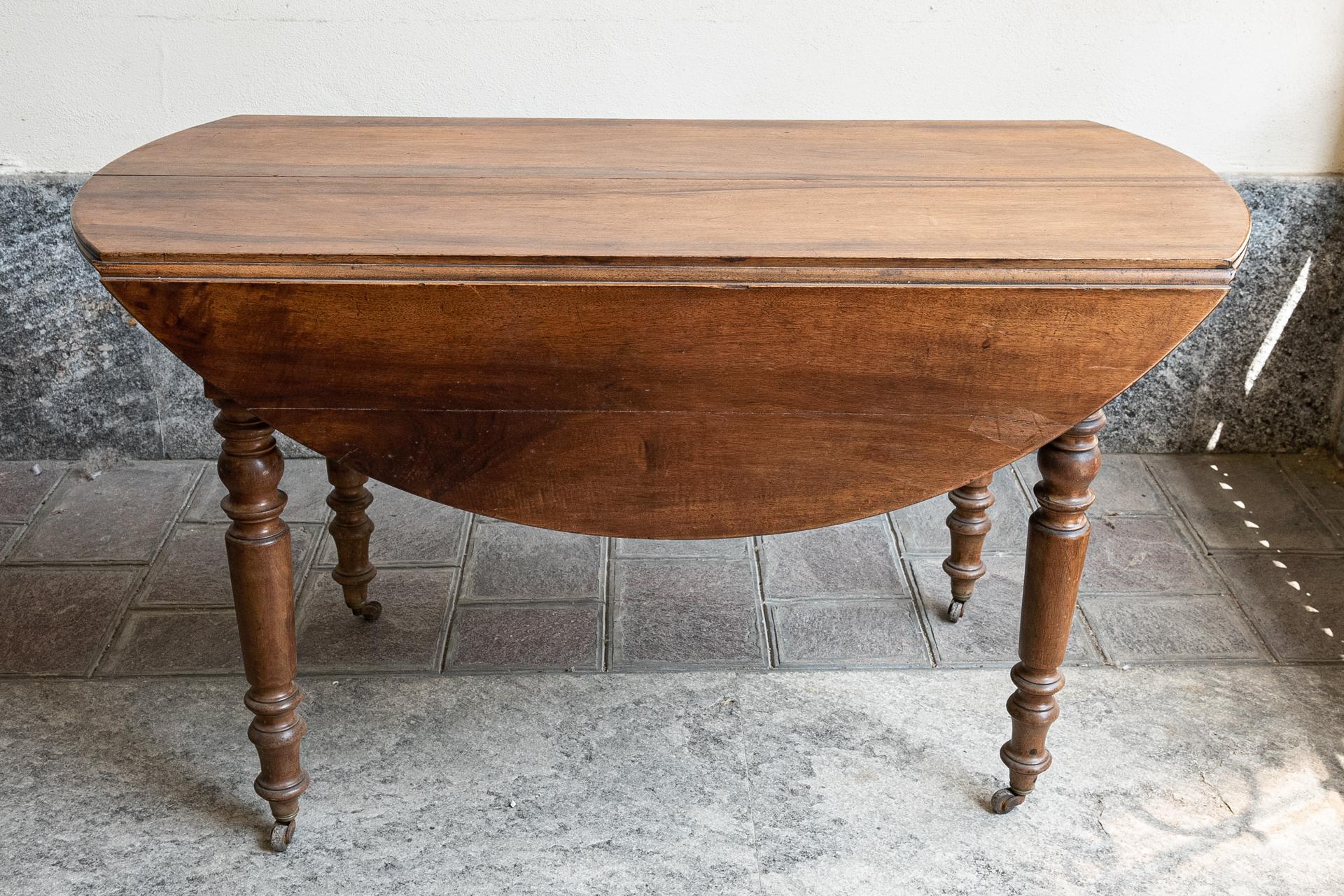 Ausziehbarer ovaler ausziehbarer alter Tisch mit Rädern (Louis Philippe) im Angebot
