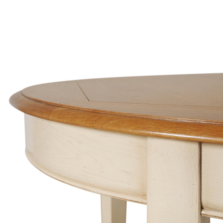 Oval Extensible Dining Table in solid Oak, in a French Countryside