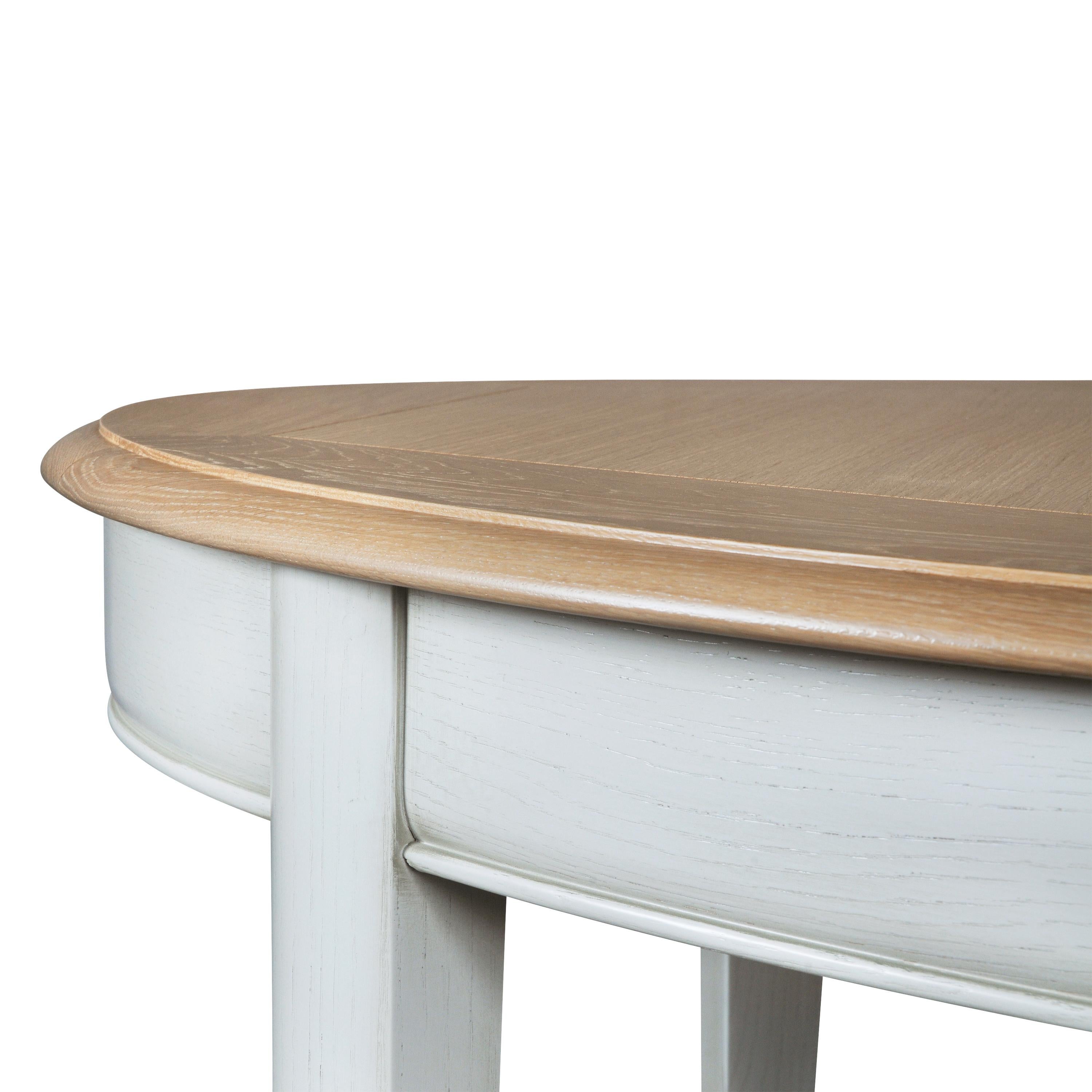 Ovaler Tisch aus Eiche, weiß geweißt und perlmuttgrau lackiert, mit 2 Verlängerungen (Handgefertigt) im Angebot