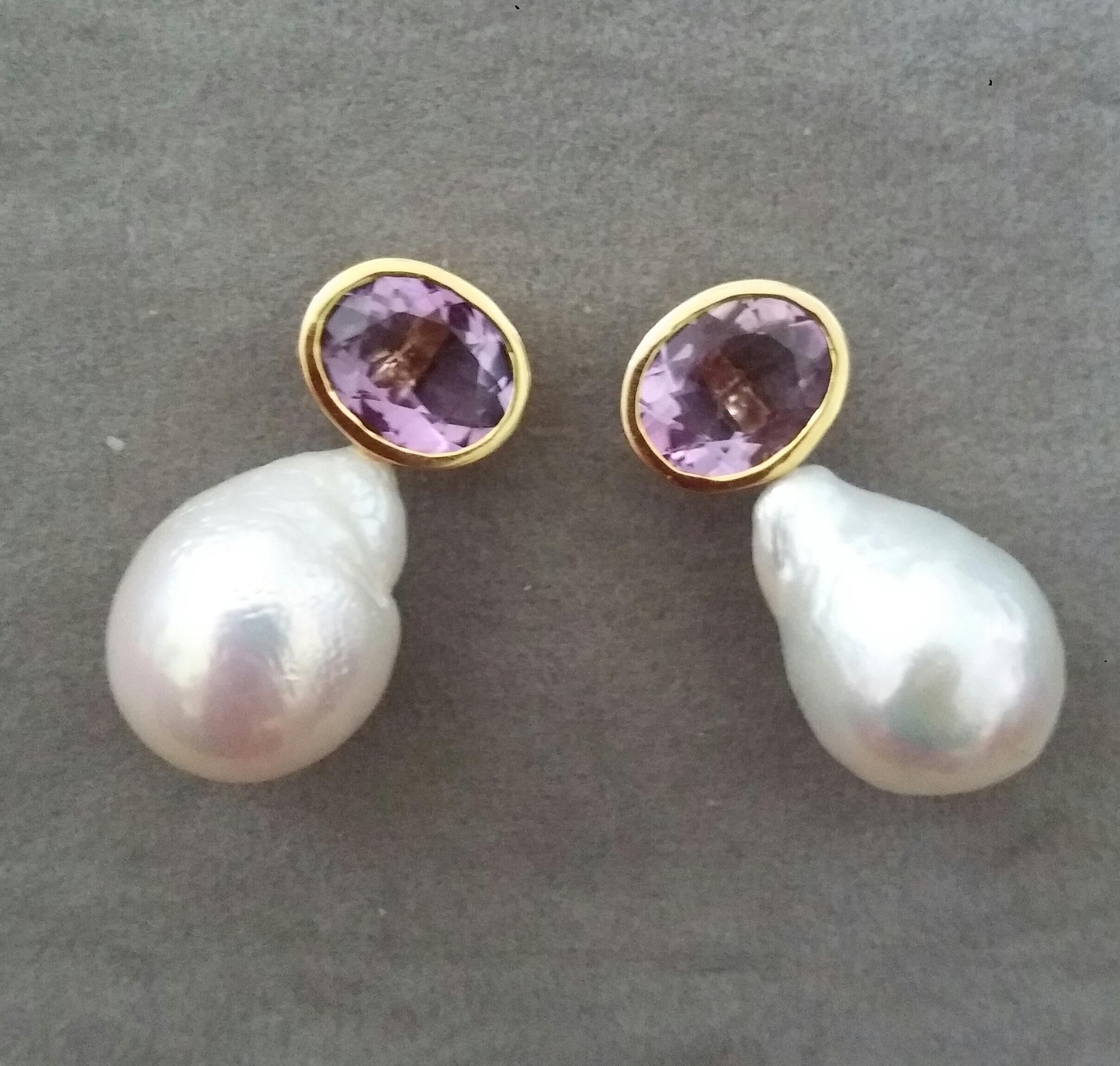 Oval Faceted Amethyst 14 Karat Yellow Gold Bezel Baroque Pearls Stud Earrings In Good Condition For Sale In Bangkok, TH