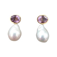 Ovaler facettierter Amethyst 14 Karat Gelbgold Lünette Barock Perlen Ohrstecker