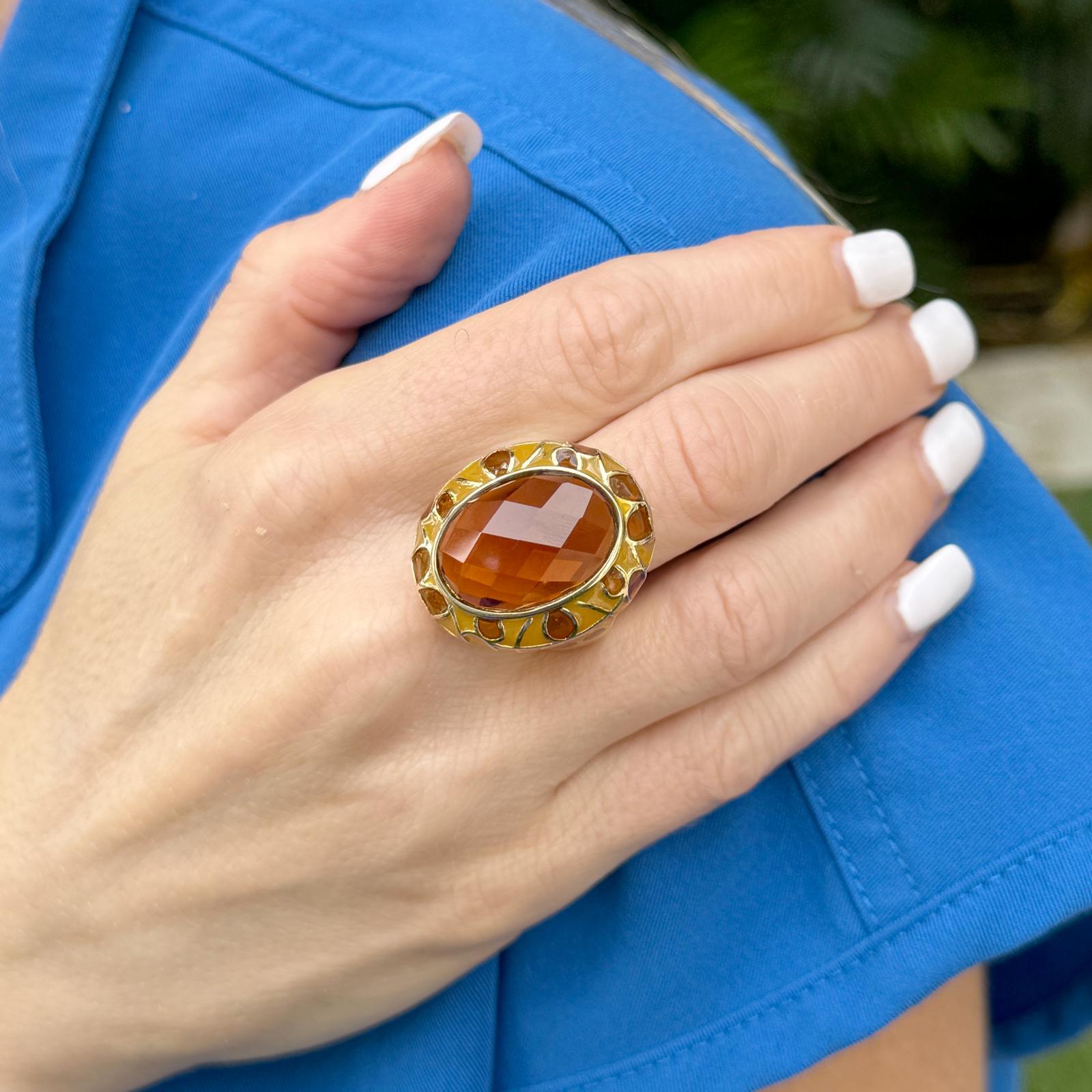 Dieser Cocktailring mit Honigcitrin im Vintage-Stil ist ein atemberaubendes Beispiel für Handwerkskunst. In seiner Mitte befindet sich ein warmer, farbenprächtiger Honigcitrin. Der ovale, facettierte Citrin strahlt in leuchtenden Goldtönen und ist