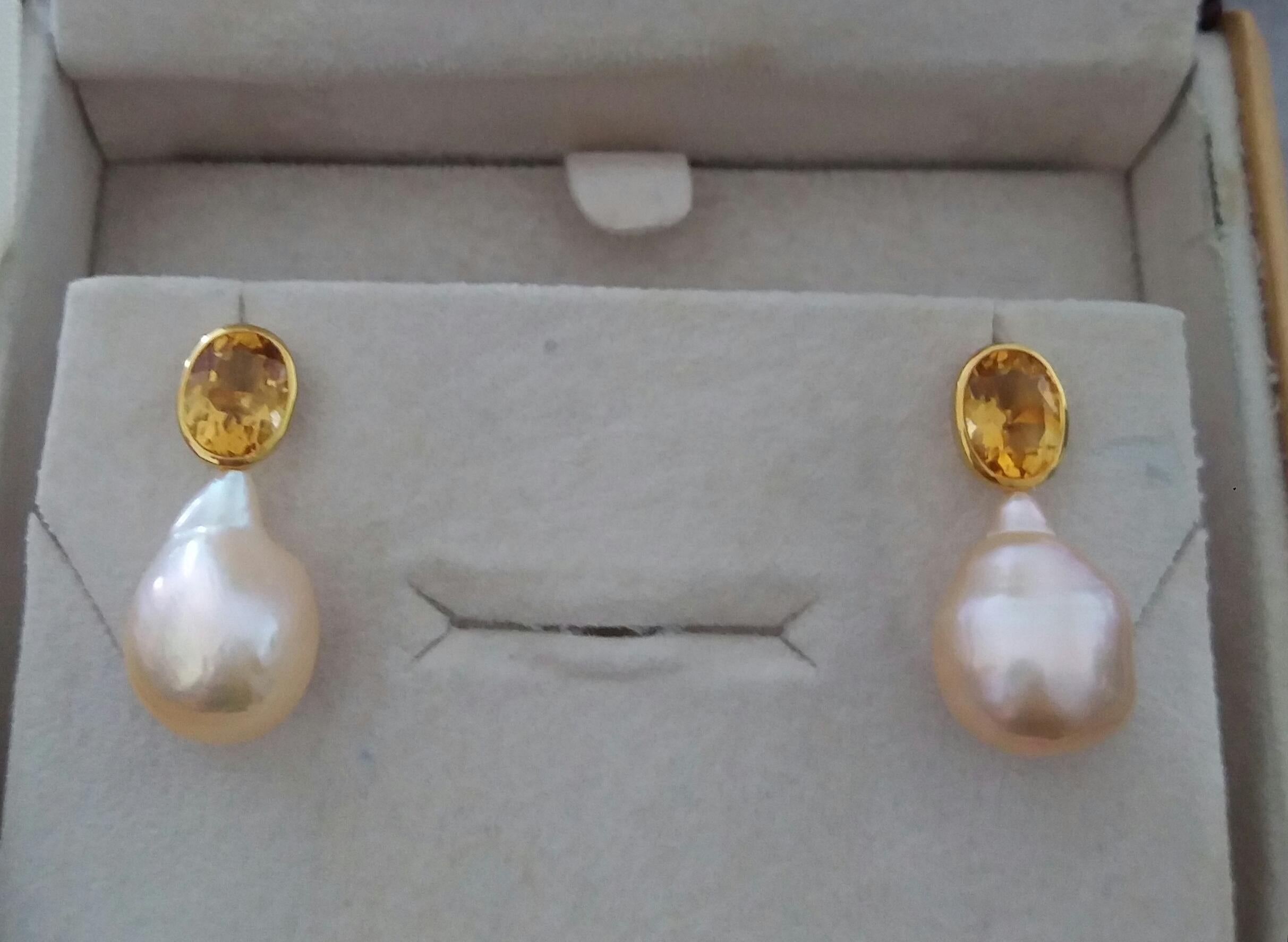 Oval Faceted Cognac Color Citrine Cream Baroque Pearl Yellow Gold Stud Earrings In Good Condition For Sale In Bangkok, TH